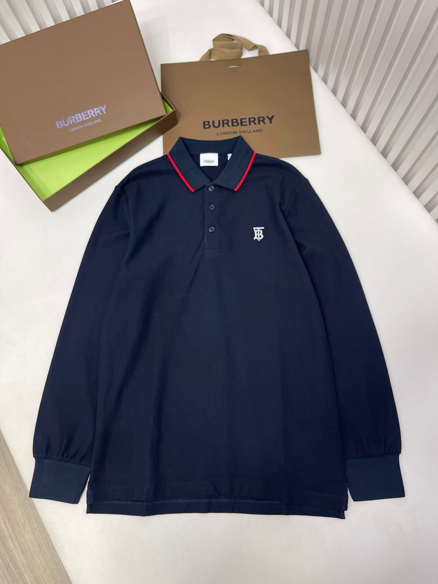 Poloshirt in Schwarz, Weiß, Marineblau und Hellblau
