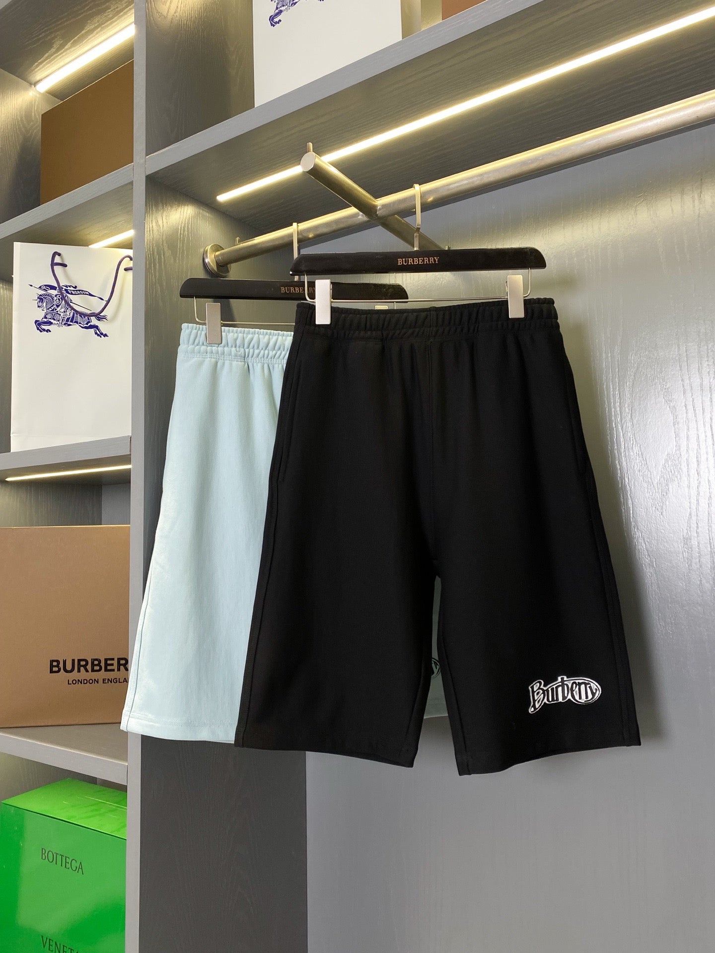 Schwarze und hellblaue Shorts