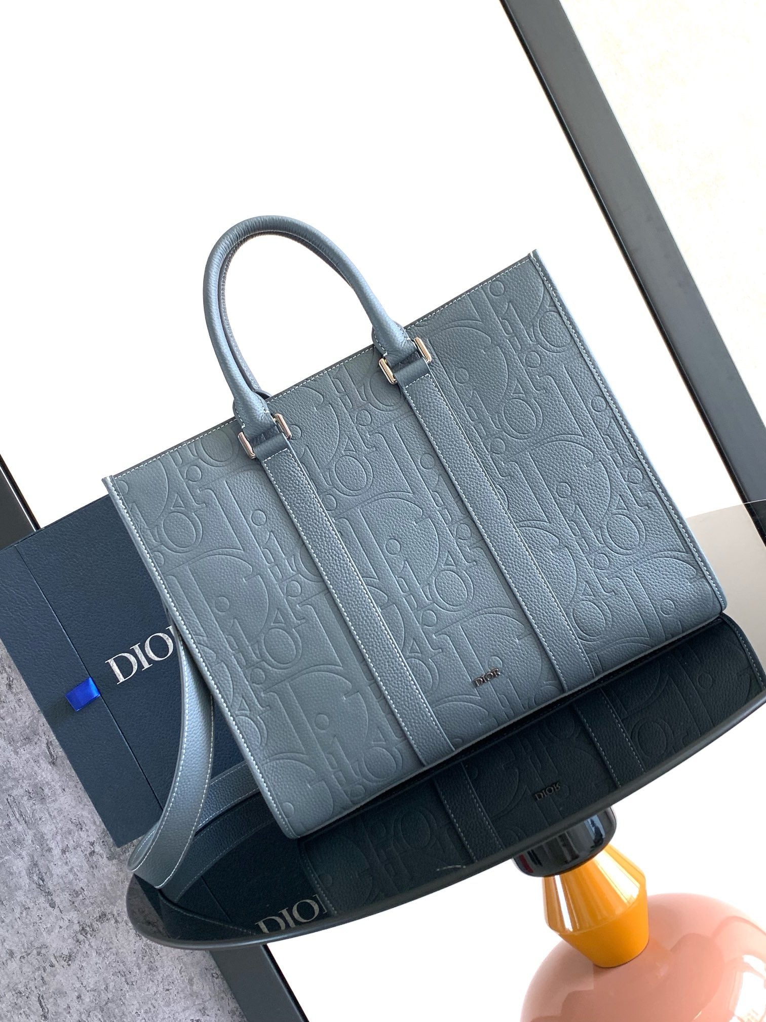 Graublaue und schwarze Tasche