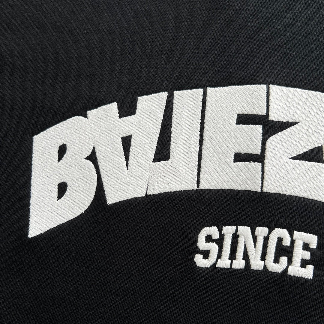 Schwarz-weißer Kapuzenpullover