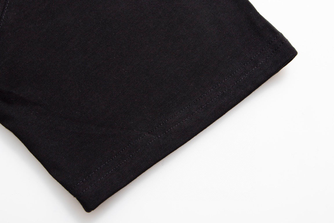 تي شيرت أبيض وأسود