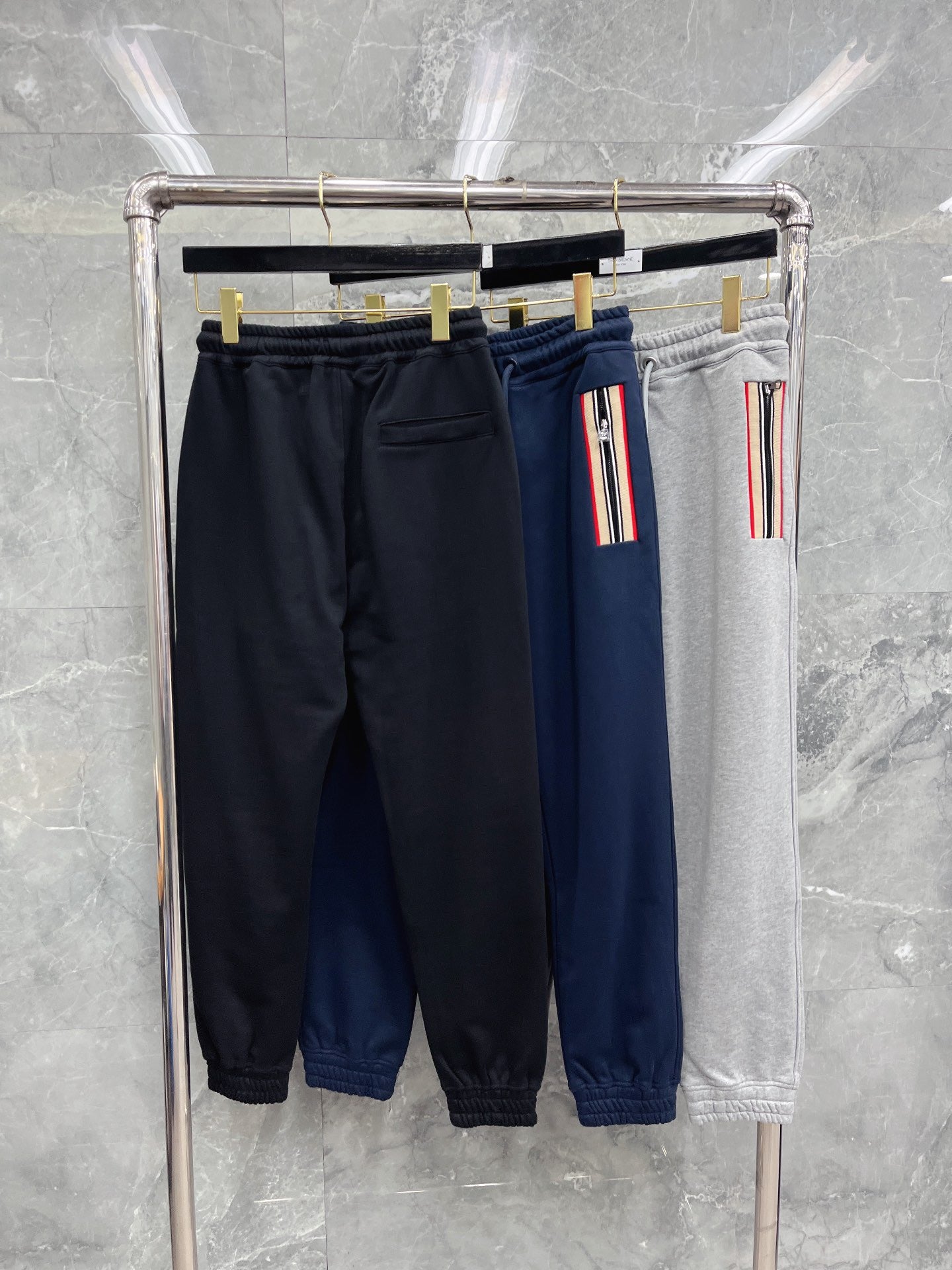 Schwarze, blaue und graue Hose