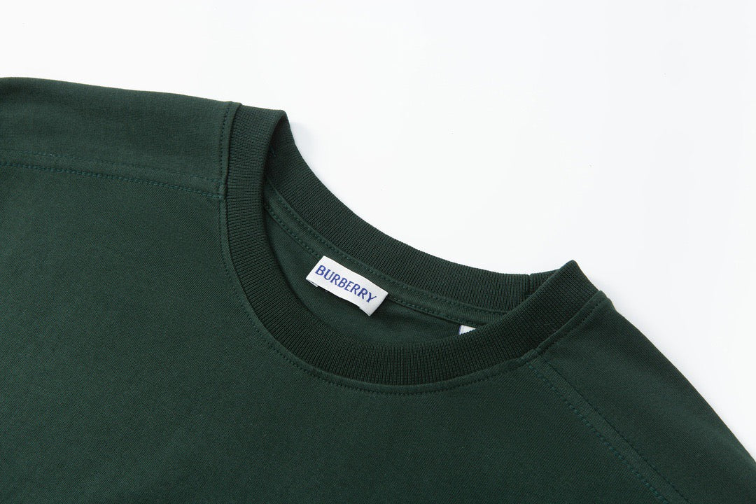Dunkelgrünes und graues T-Shirt