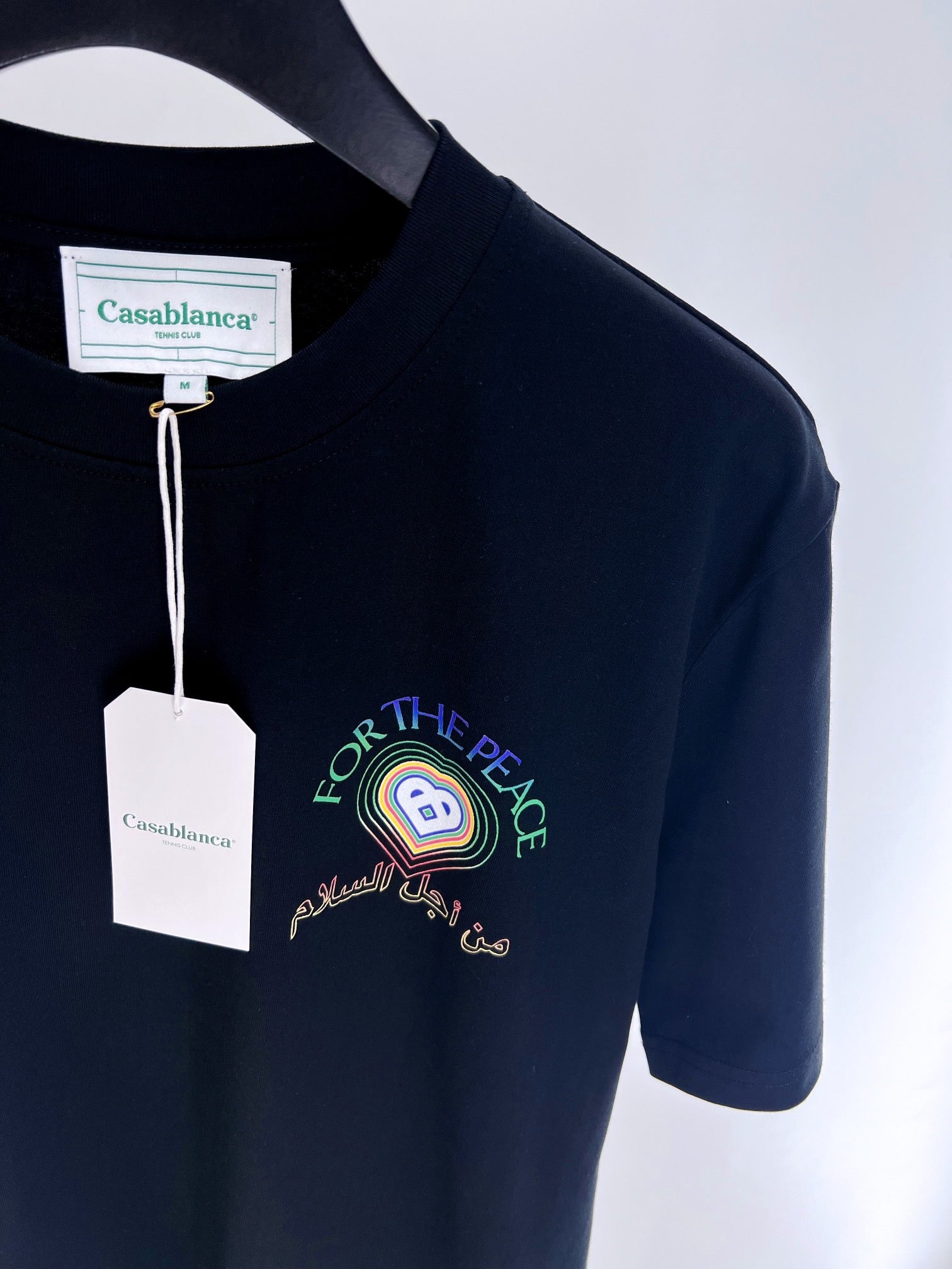 Weißes und blaues T-Shirt