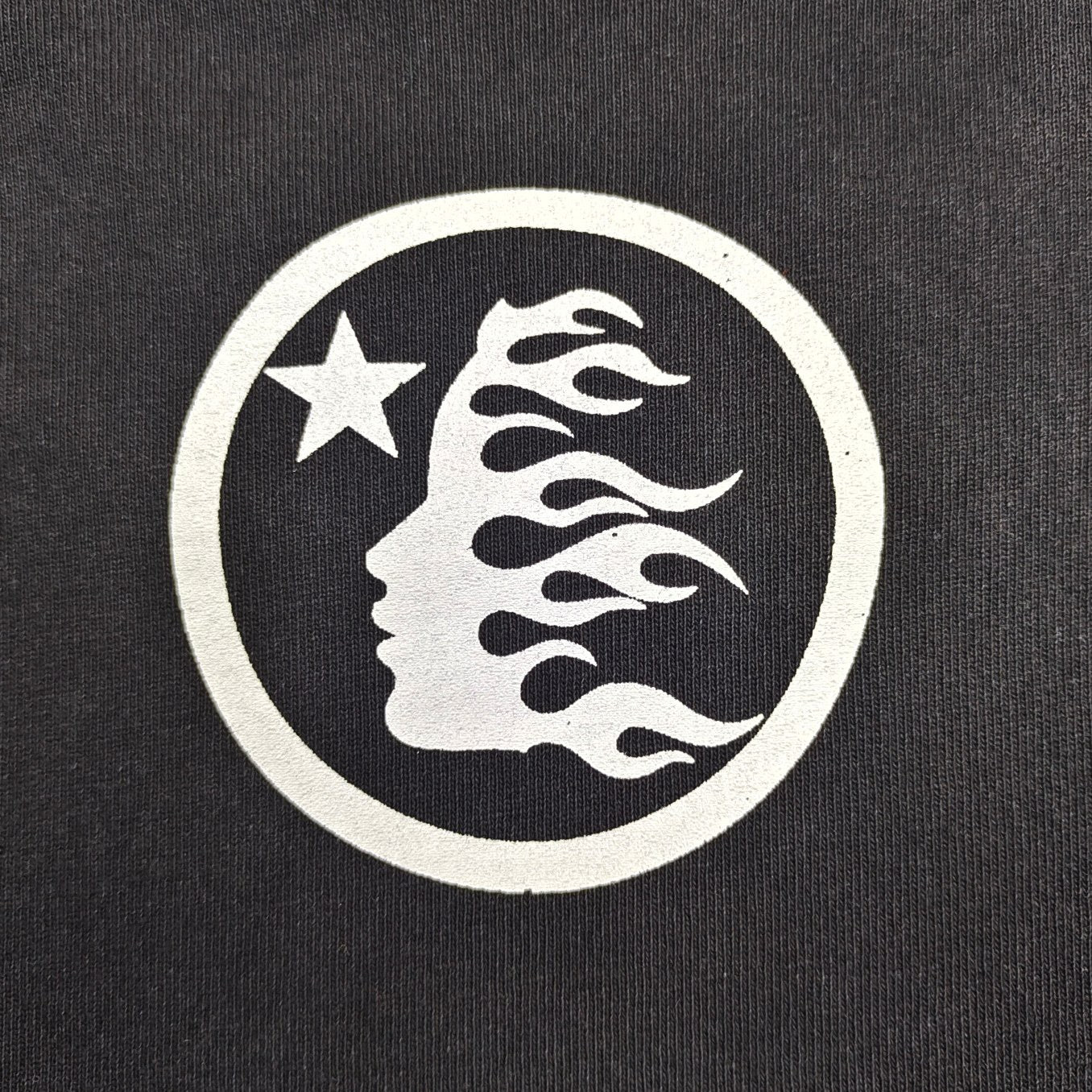 Dunkelgraues T-Shirt