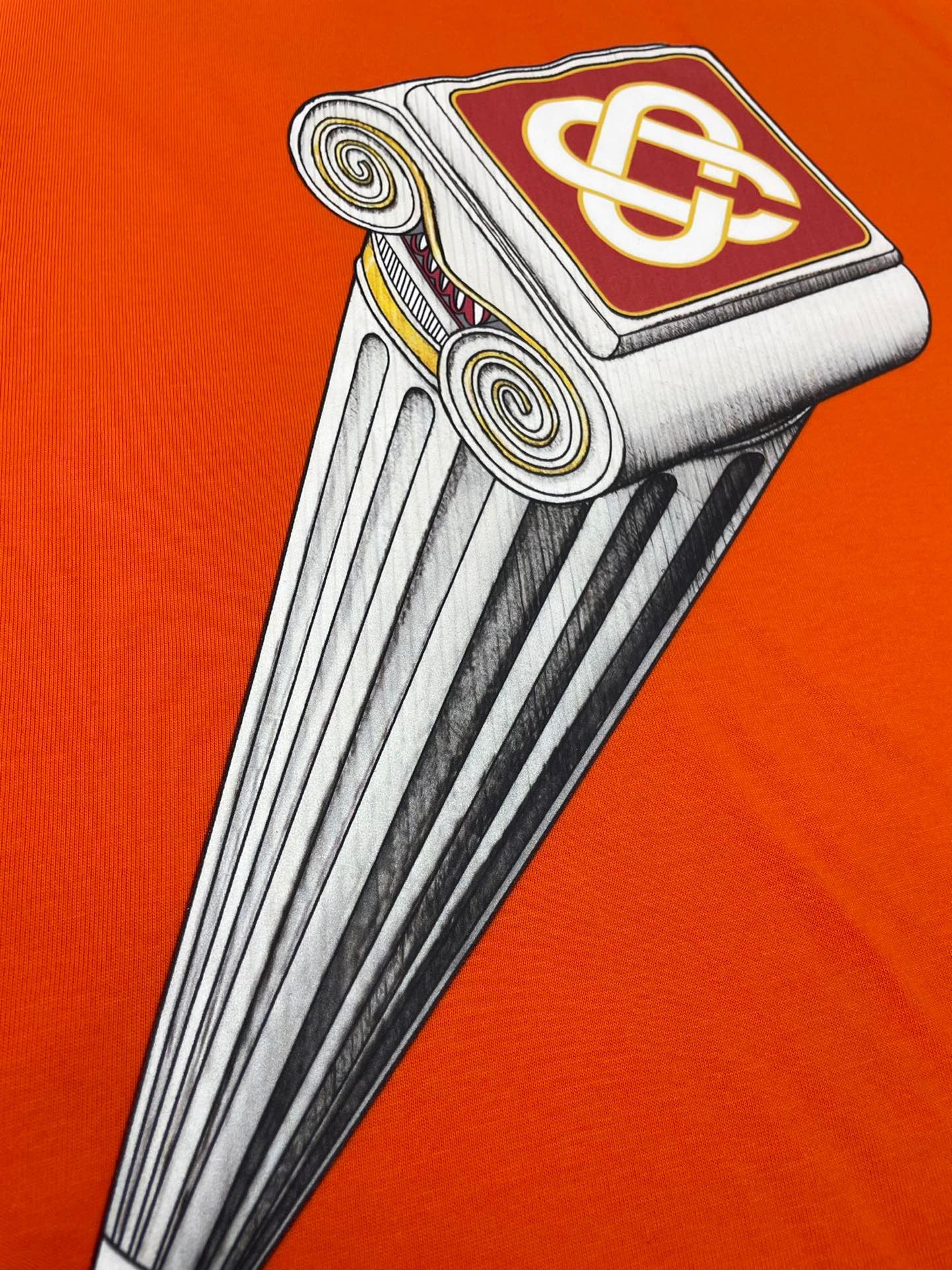 Orangefarbenes T-Shirt
