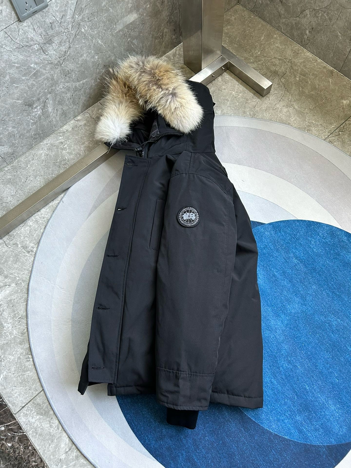 Schwarze und graue Jacke