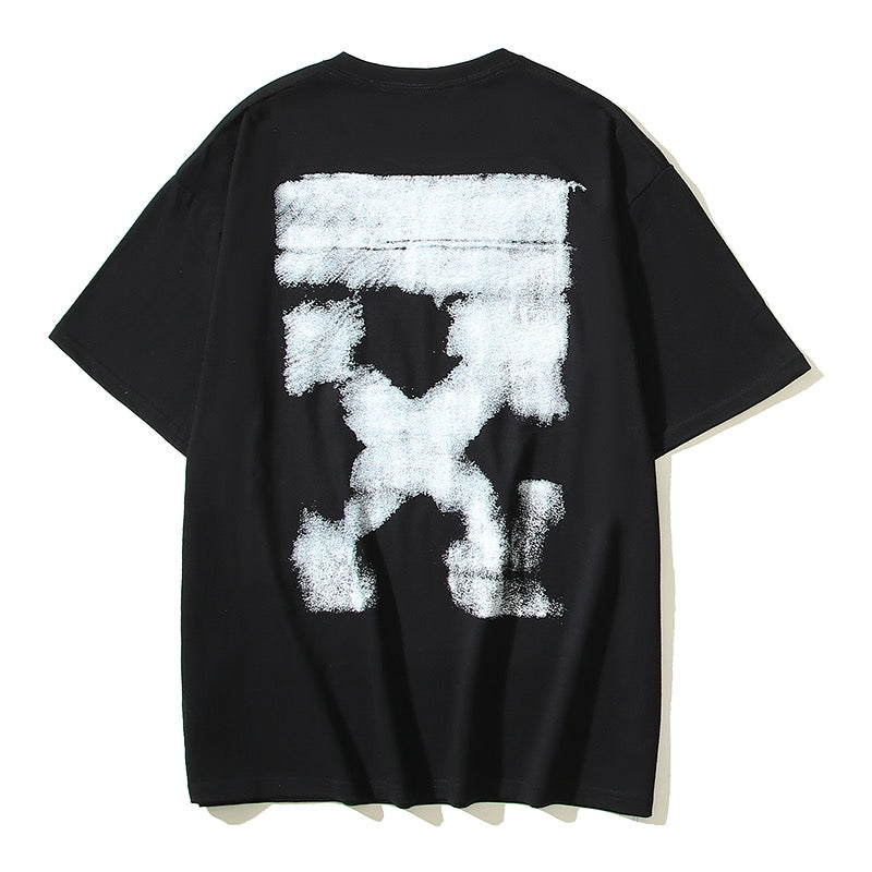 Dunkelschwarzes, schwarz-weißes T-Shirt