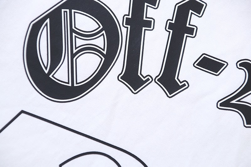 Schwarz-weißes T-Shirt