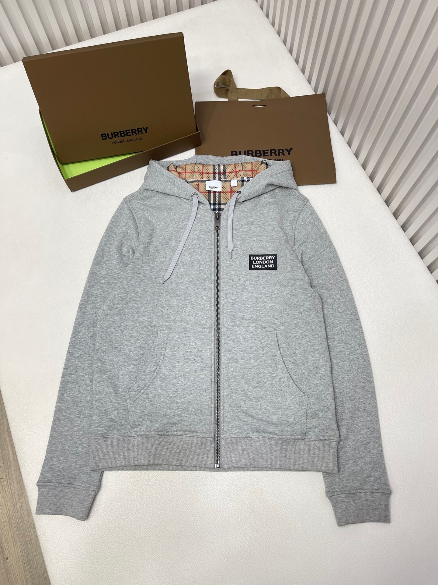 Schwarze und graue Jacke
