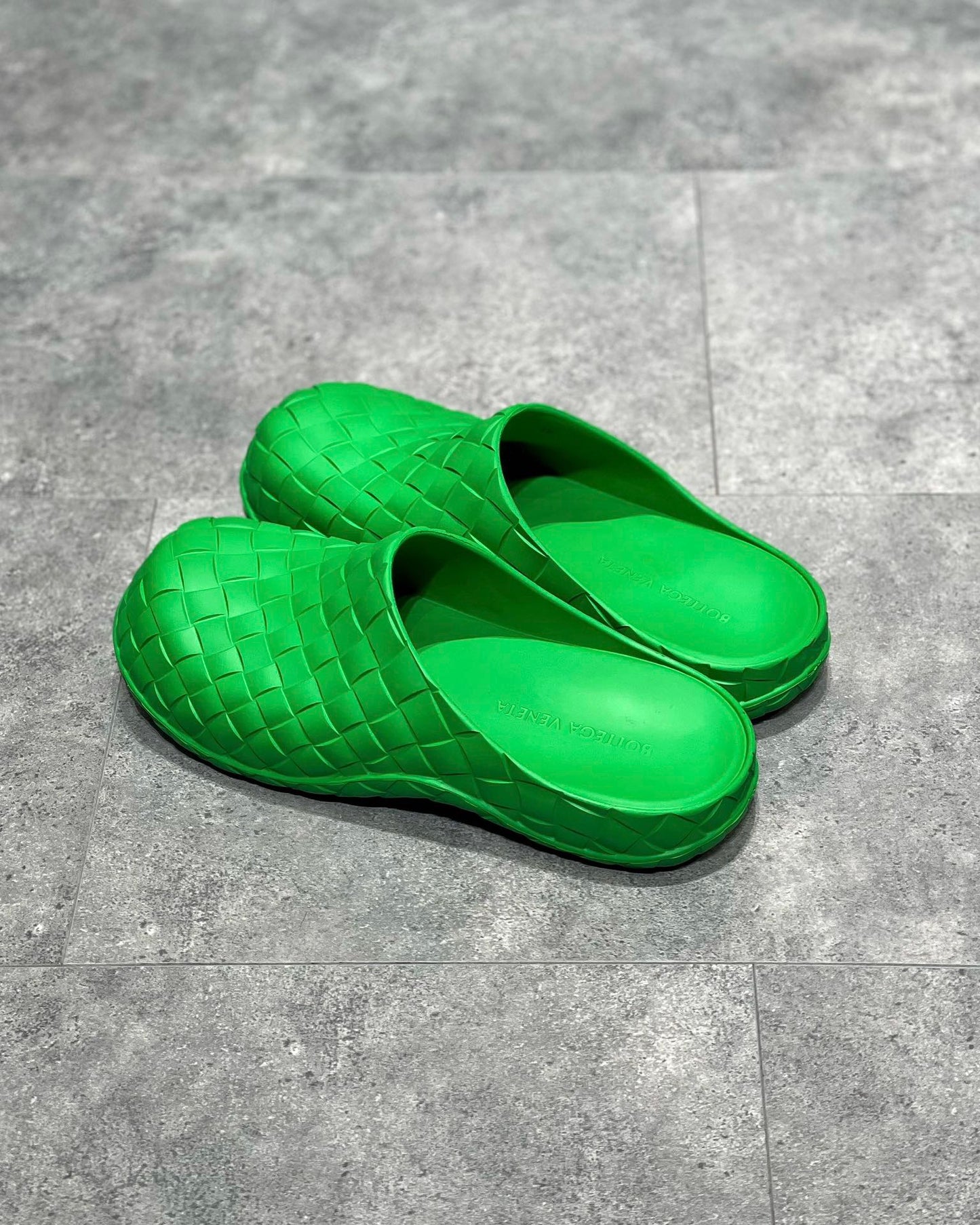 Zapatos negros, blancos y verdes