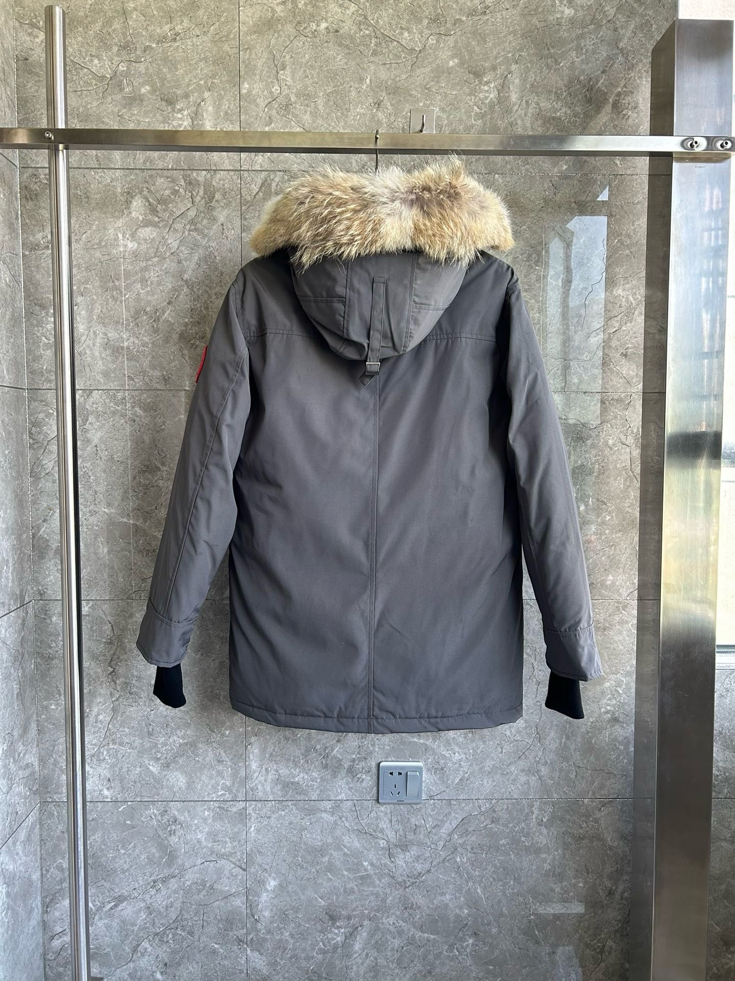 Schwarze und graue Jacke