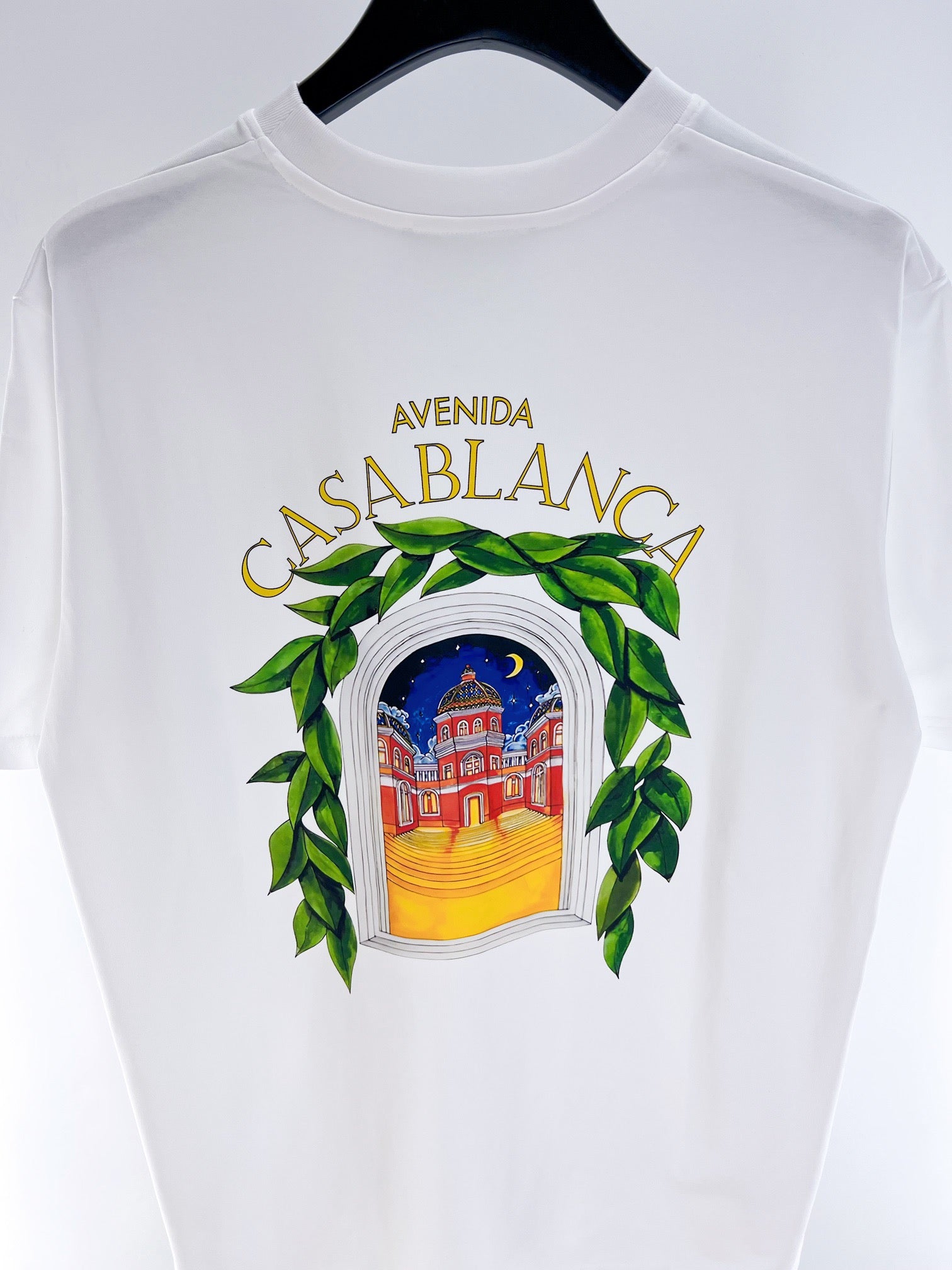 Schwarz-weißes T-Shirt