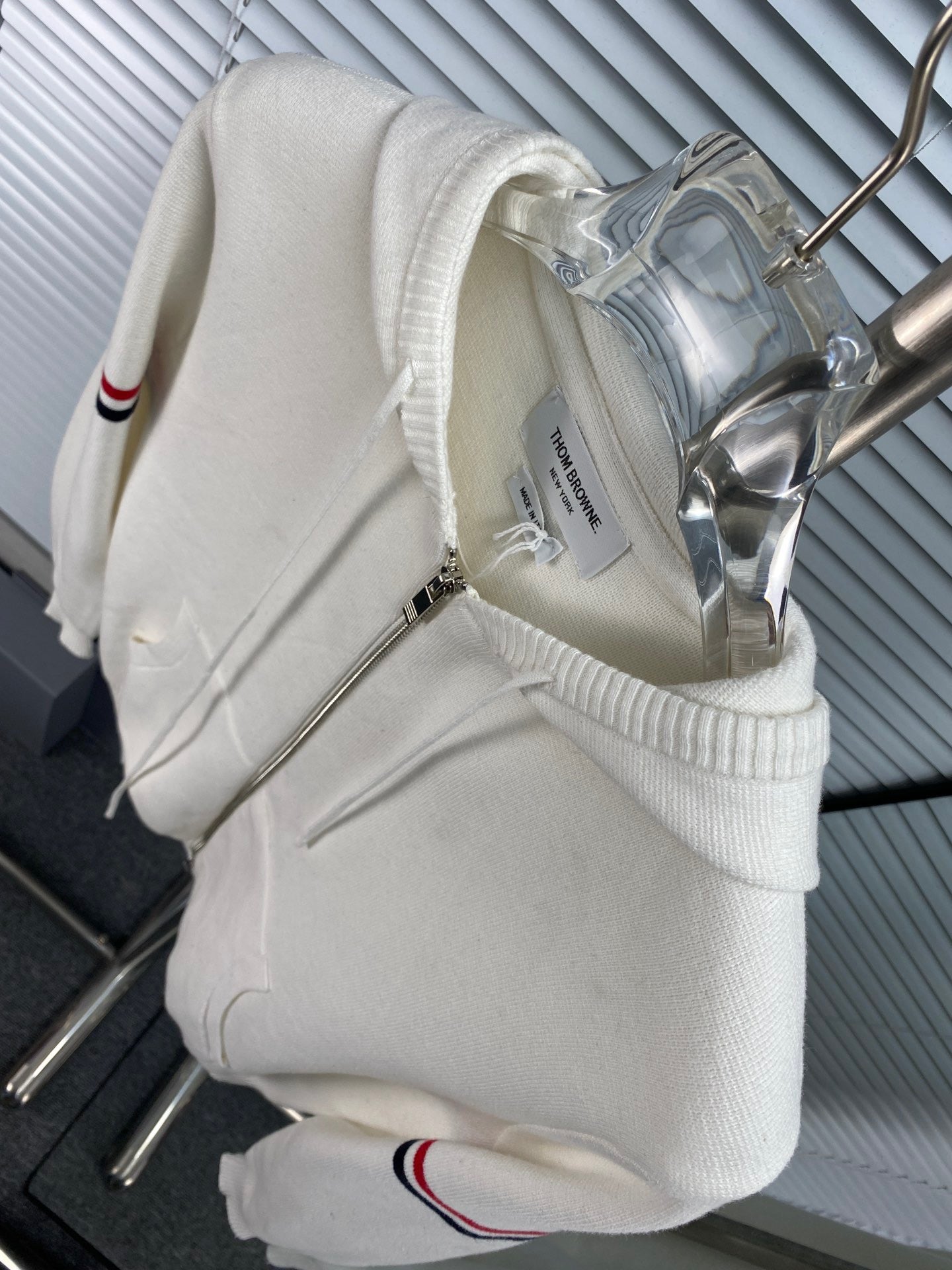 سترة متعددة الألوان