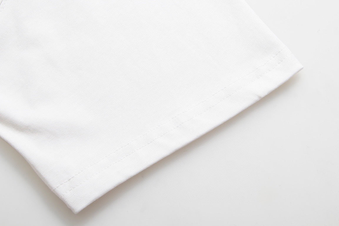 Schwarz-weißes T-Shirt
