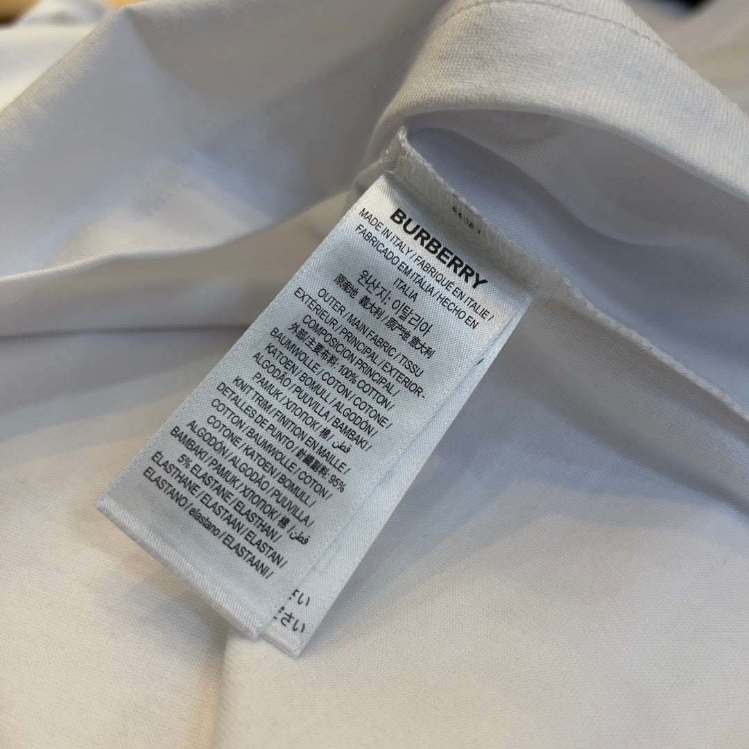 Schwarz-weißes T-Shirt