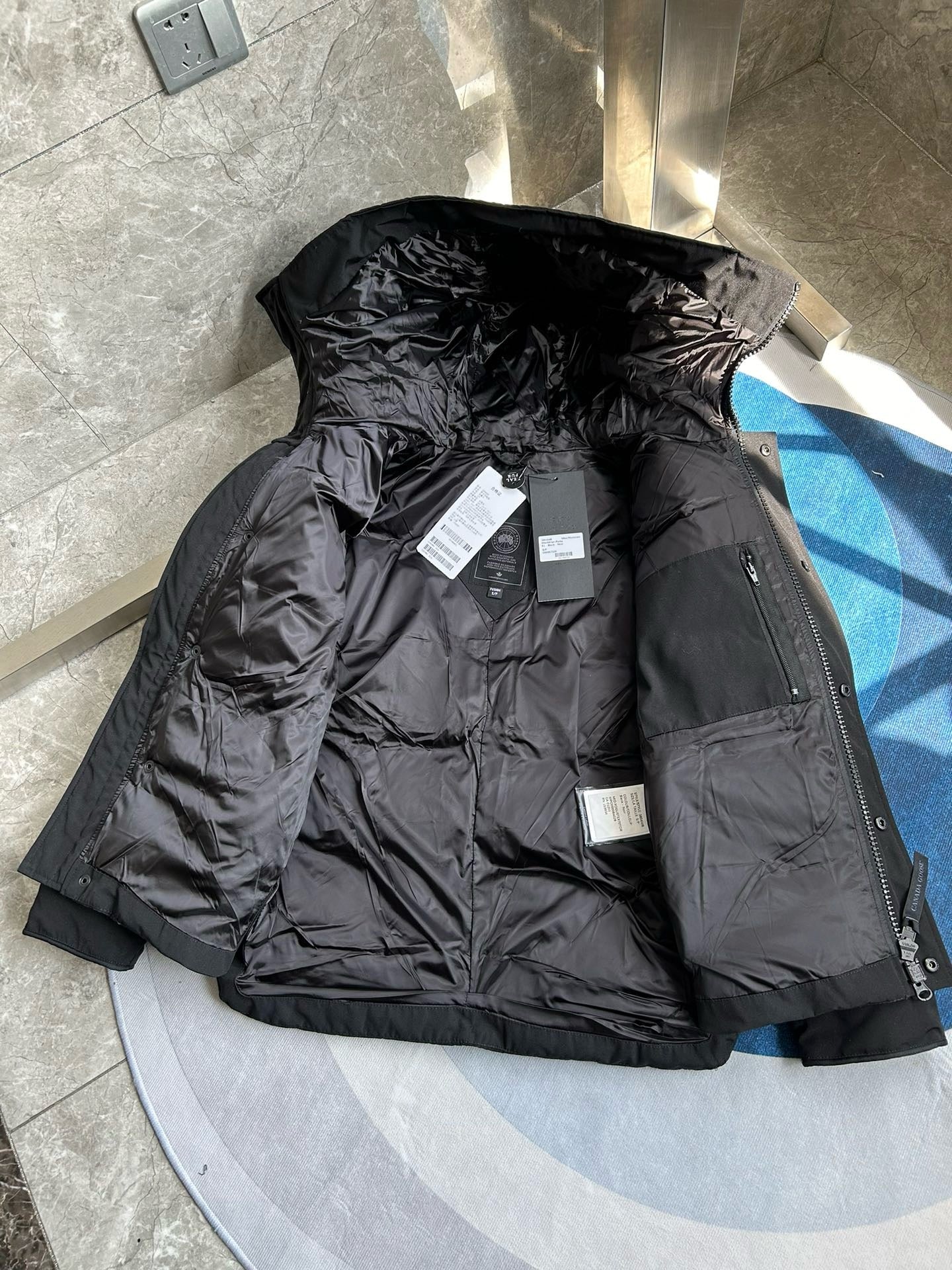 Weiße, graue, blaue und schwarze Jacke