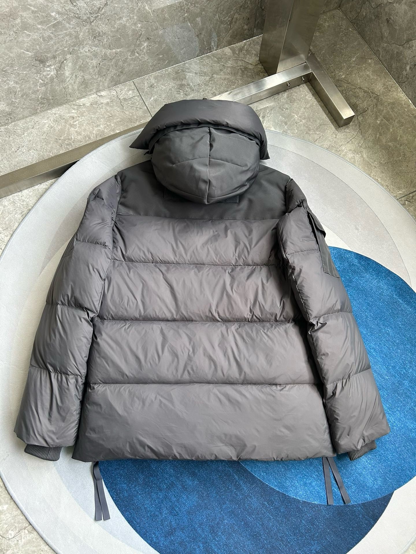 Weiße, graue und schwarze Jacke