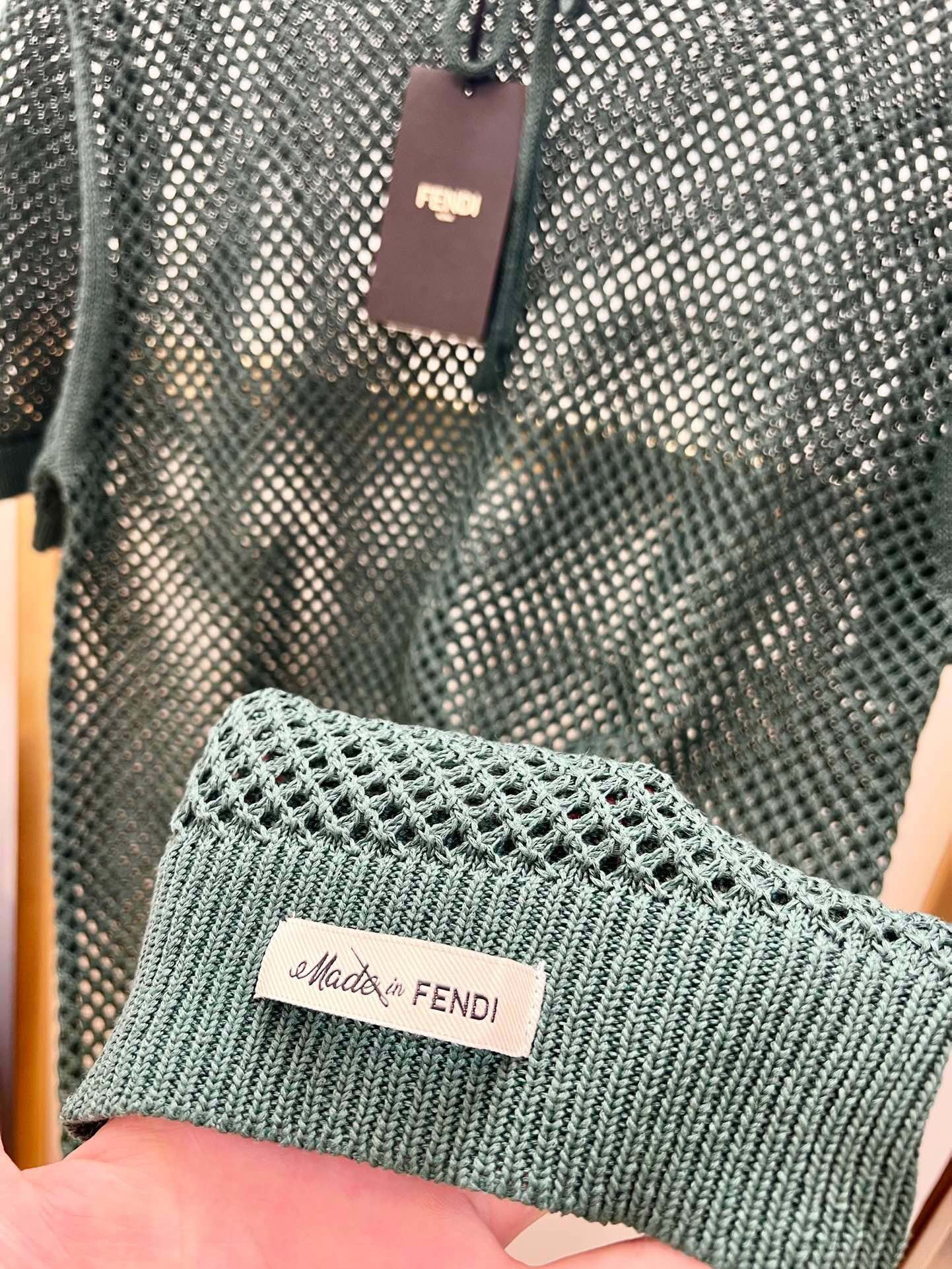 تي شيرت أخضر ورمادي