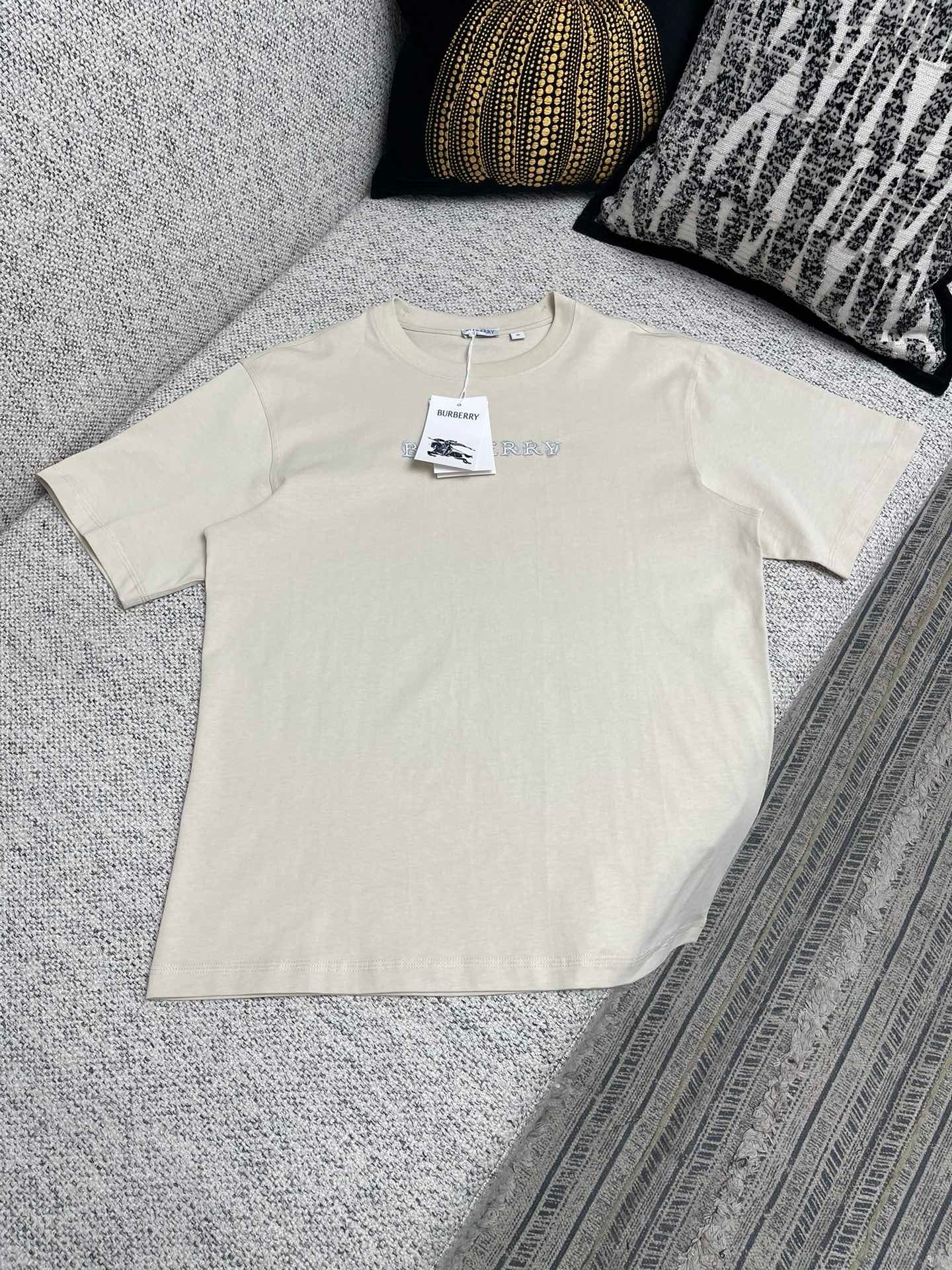 Schwarzes und beiges T-Shirt