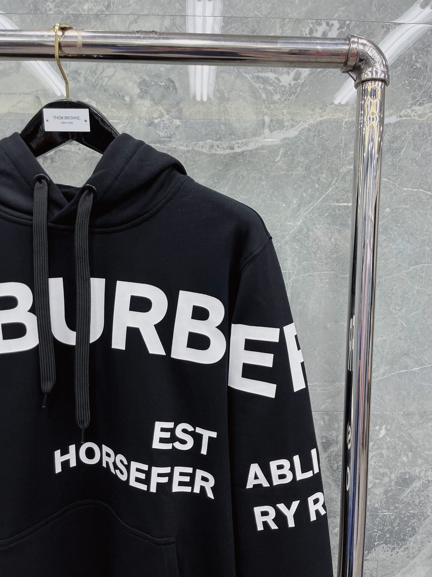 هودي أسود وبرتقالي فاتح وأبيض