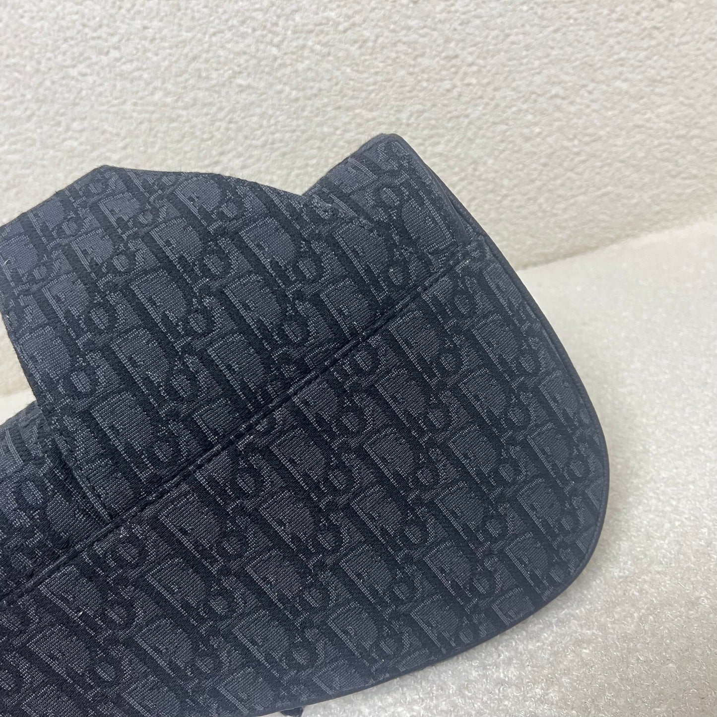 Blaue und schwarzgraue Tasche