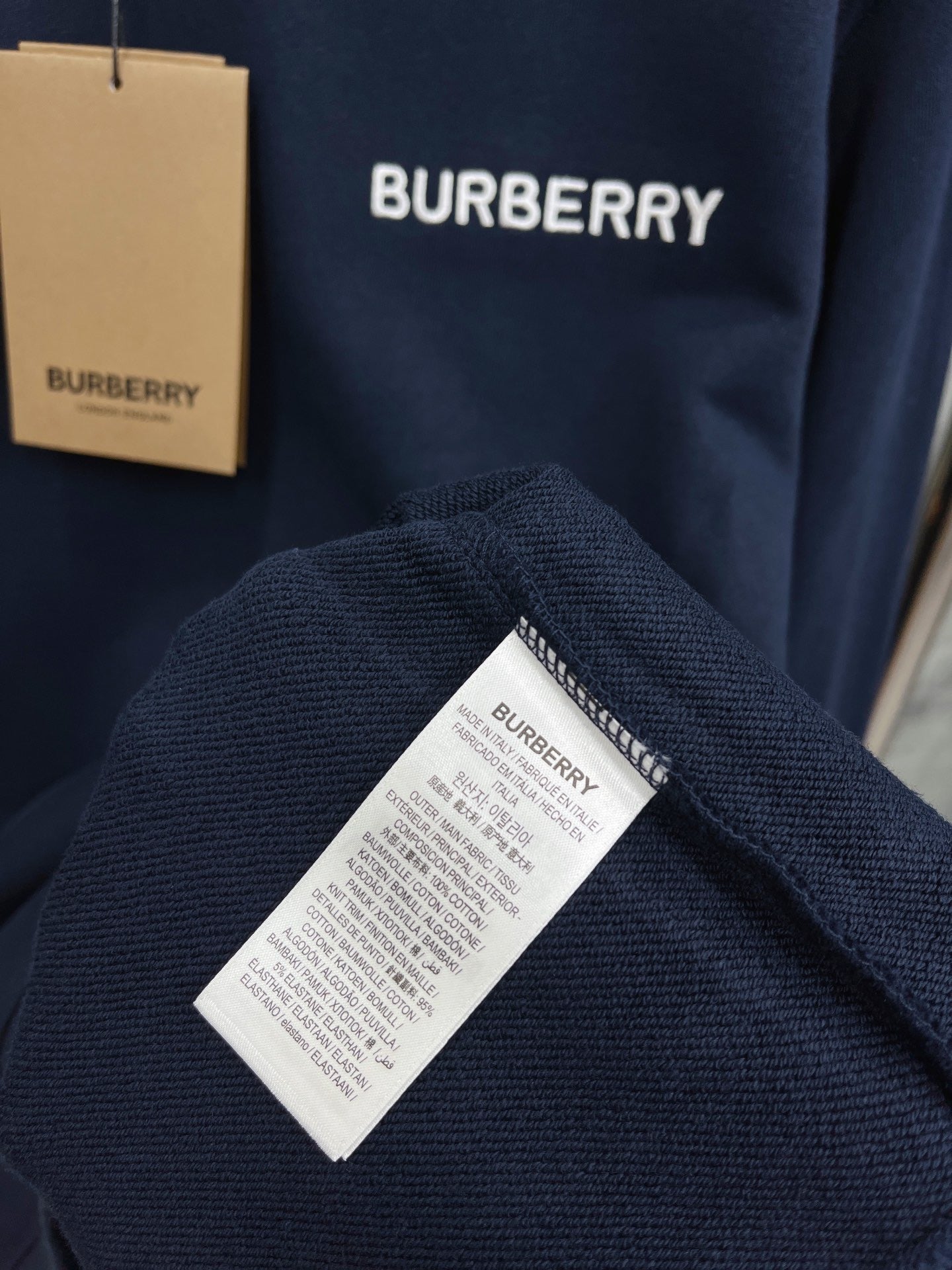 Schwarzes, dunkelblaues und orangefarbenes Trikot