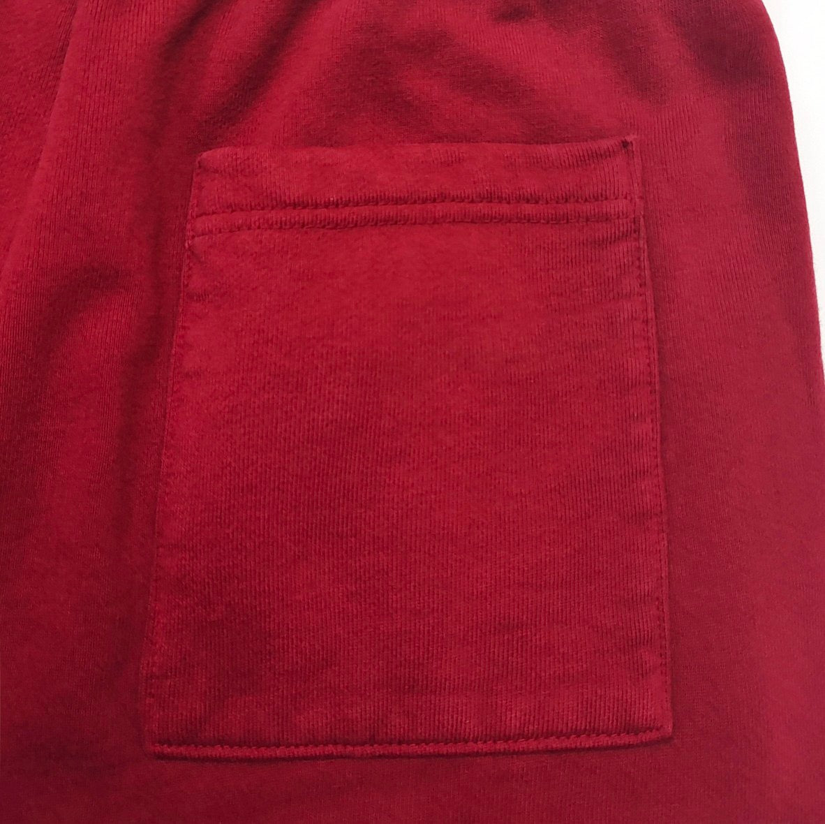 Grüne und rote Hose