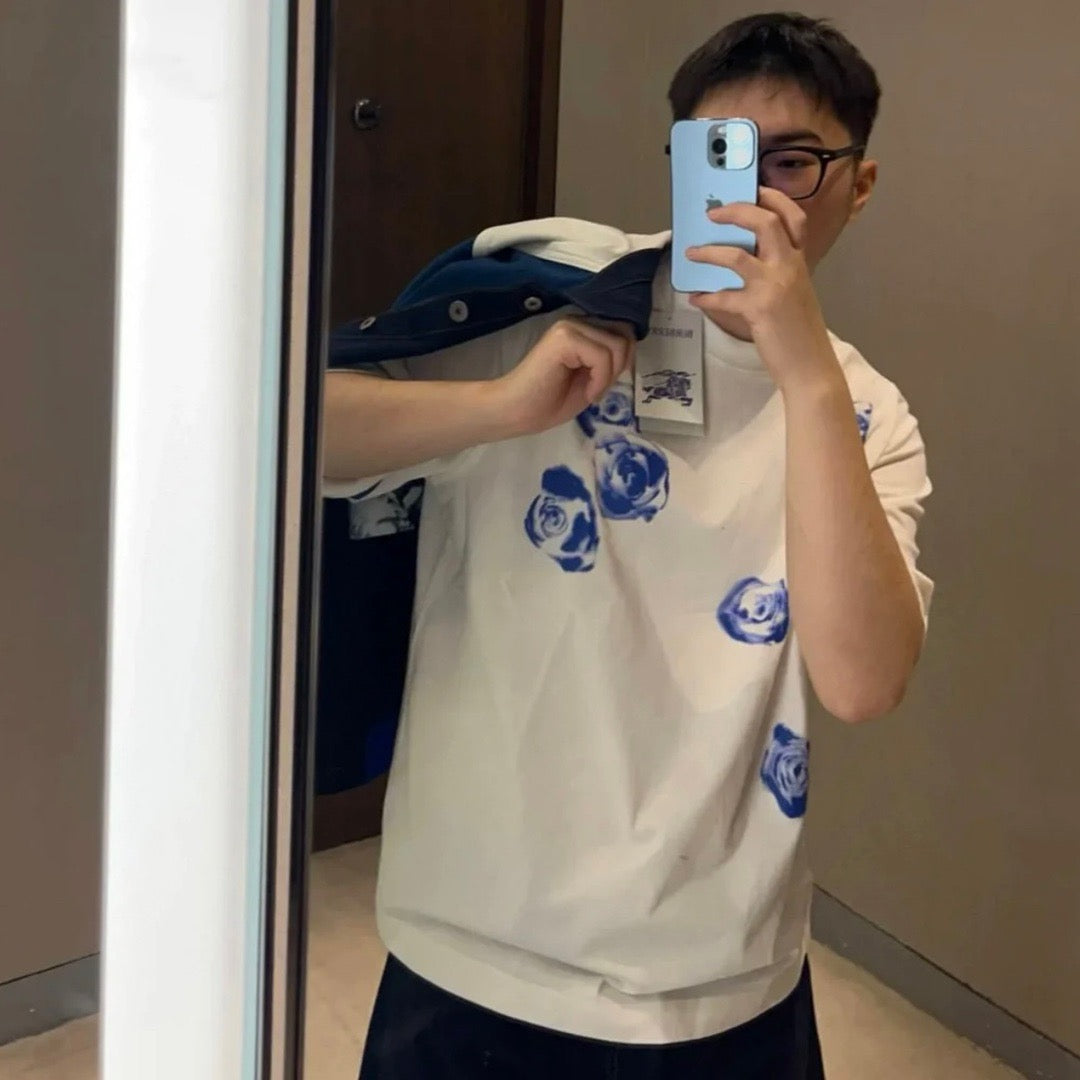 Weißes und himmelblaues T-Shirt