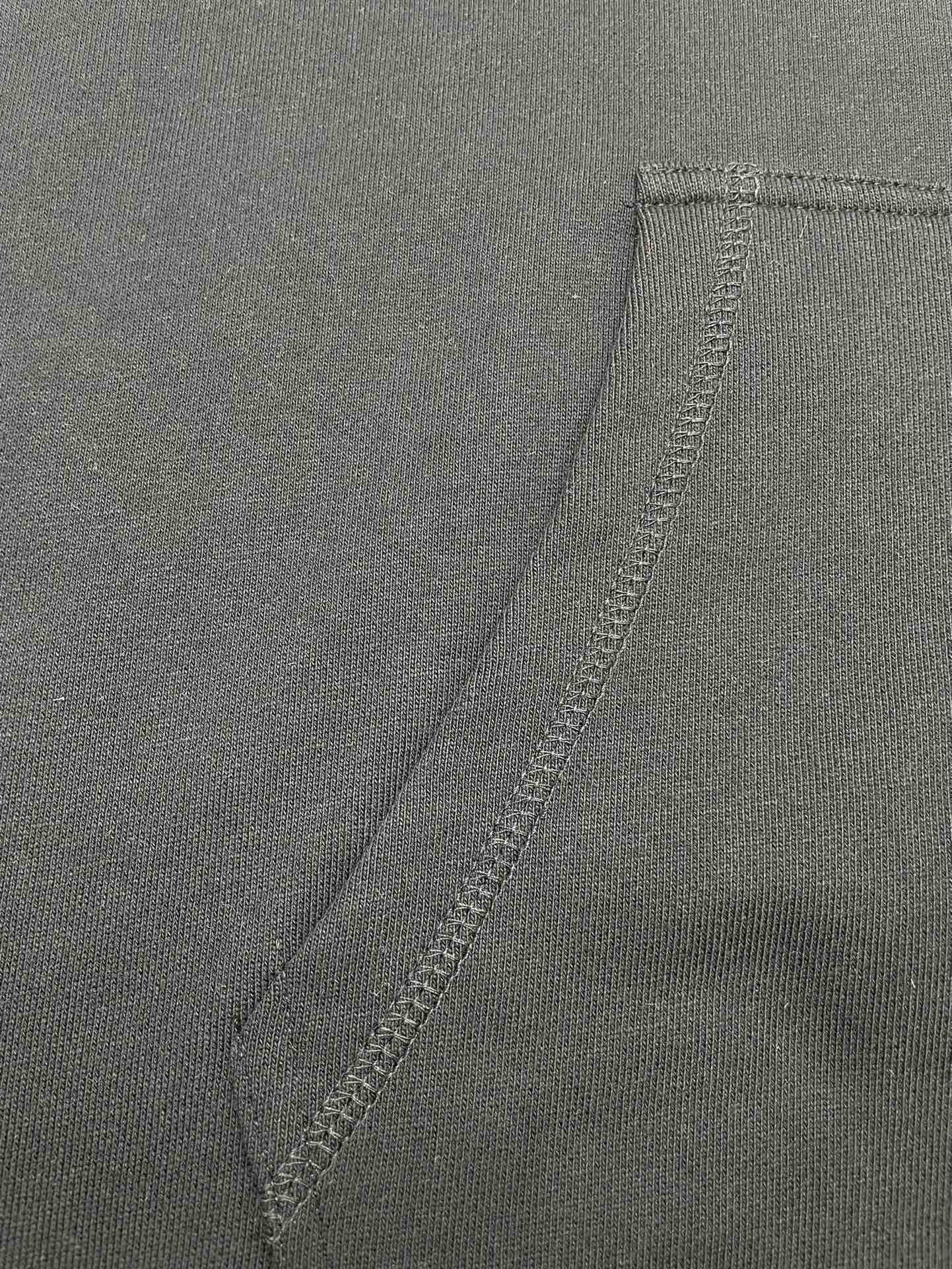 Schwarz-weißer Kapuzenpullover