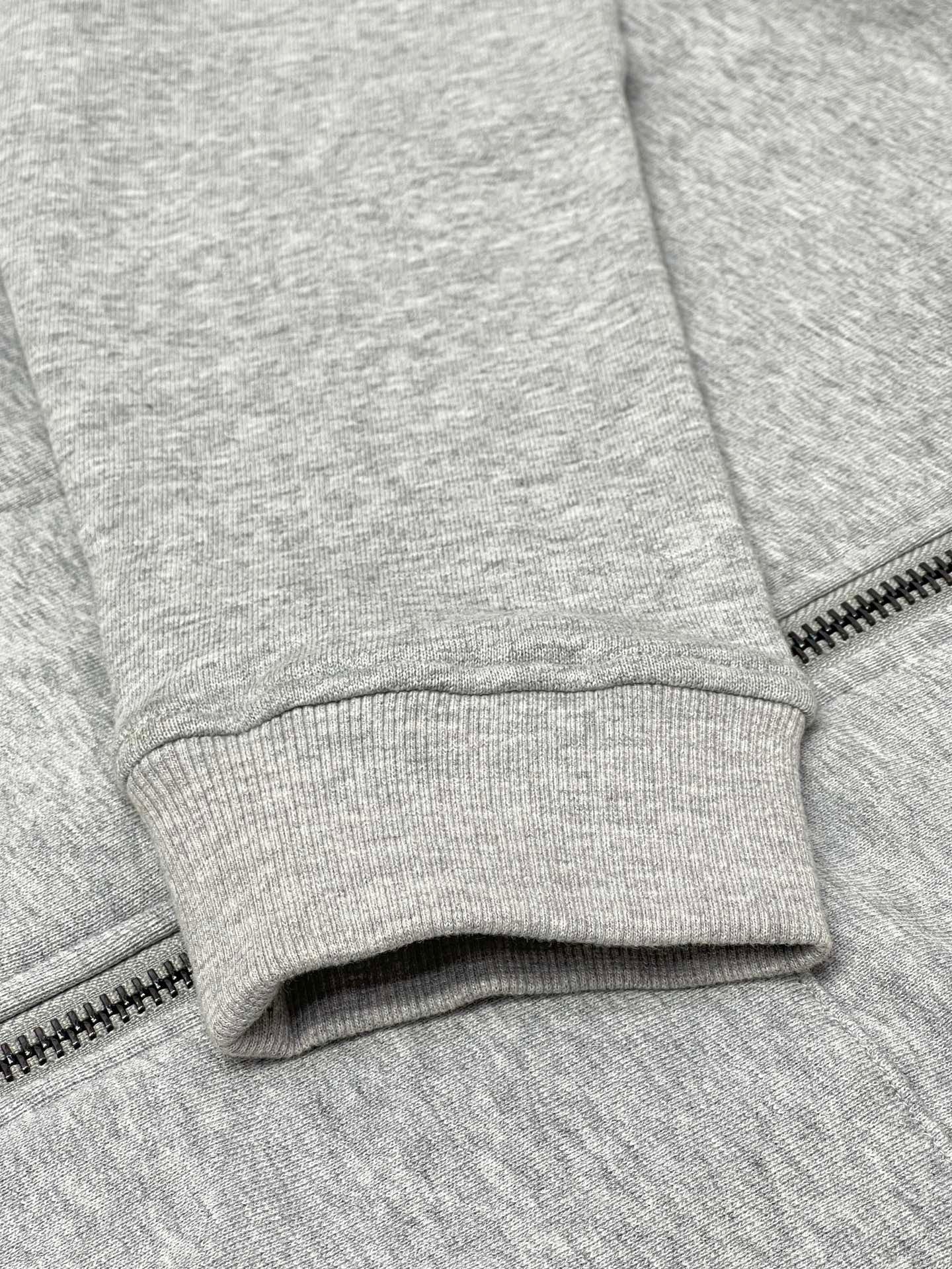Schwarze und graue Jacke