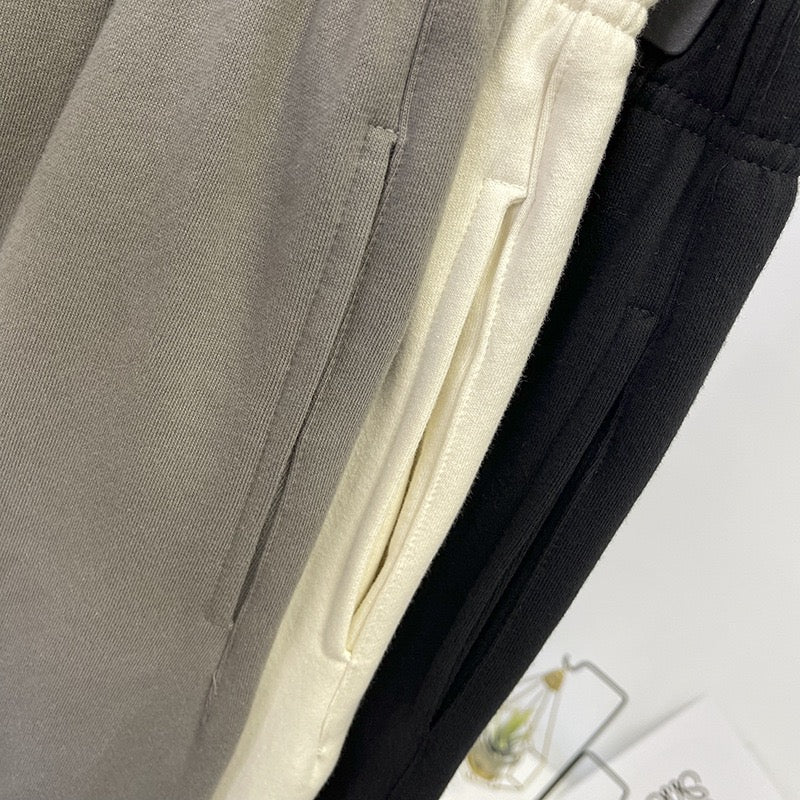 Schwarze, weiße und graue Hose