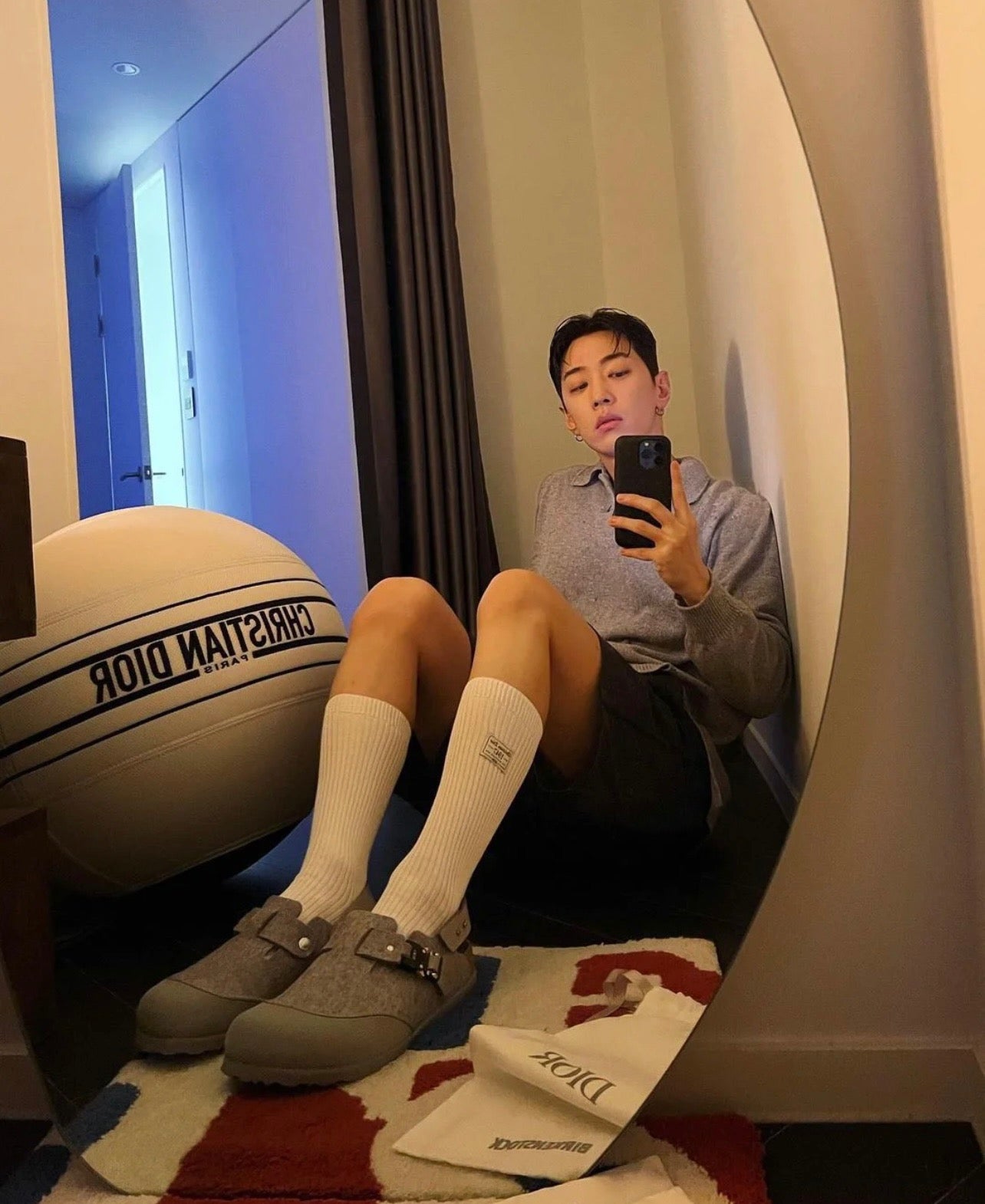 أحذية باللون الأسود والرمادي والأبيض العاجي