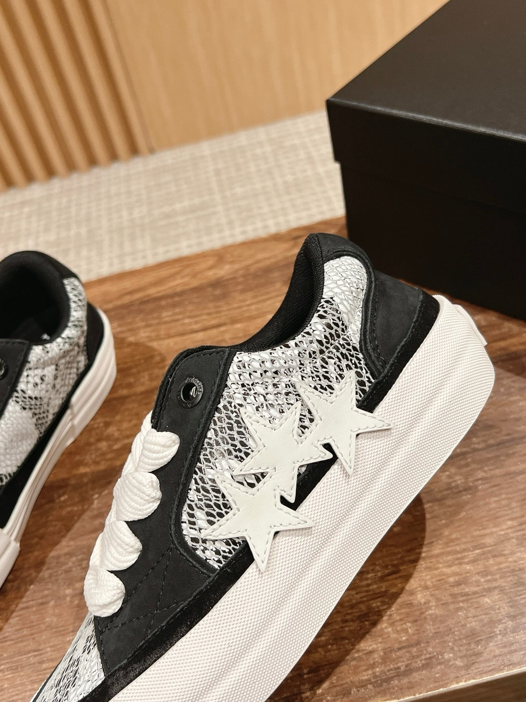 Schwarz-weiße Schuhe
