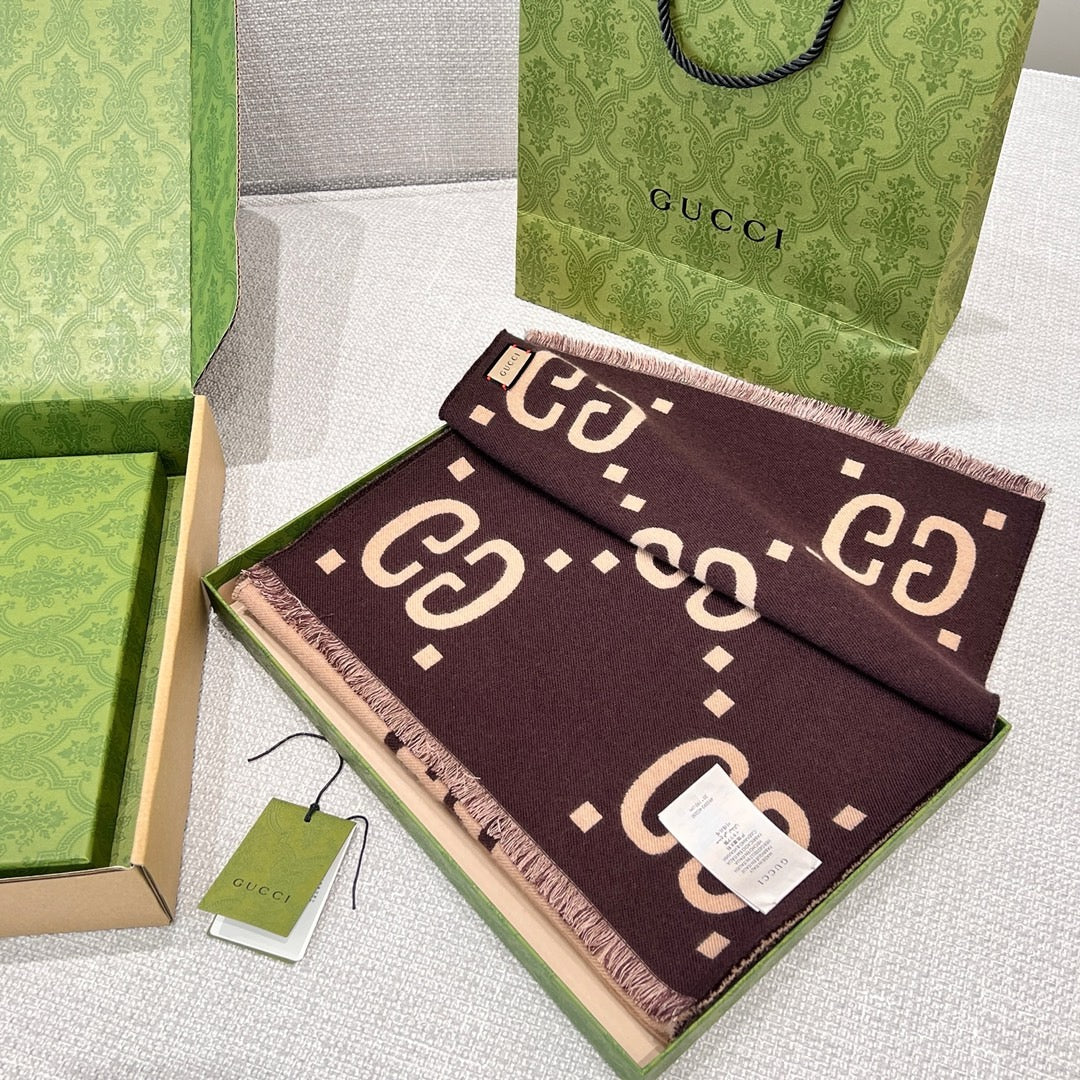 Bufanda color caqui rojo oscuro