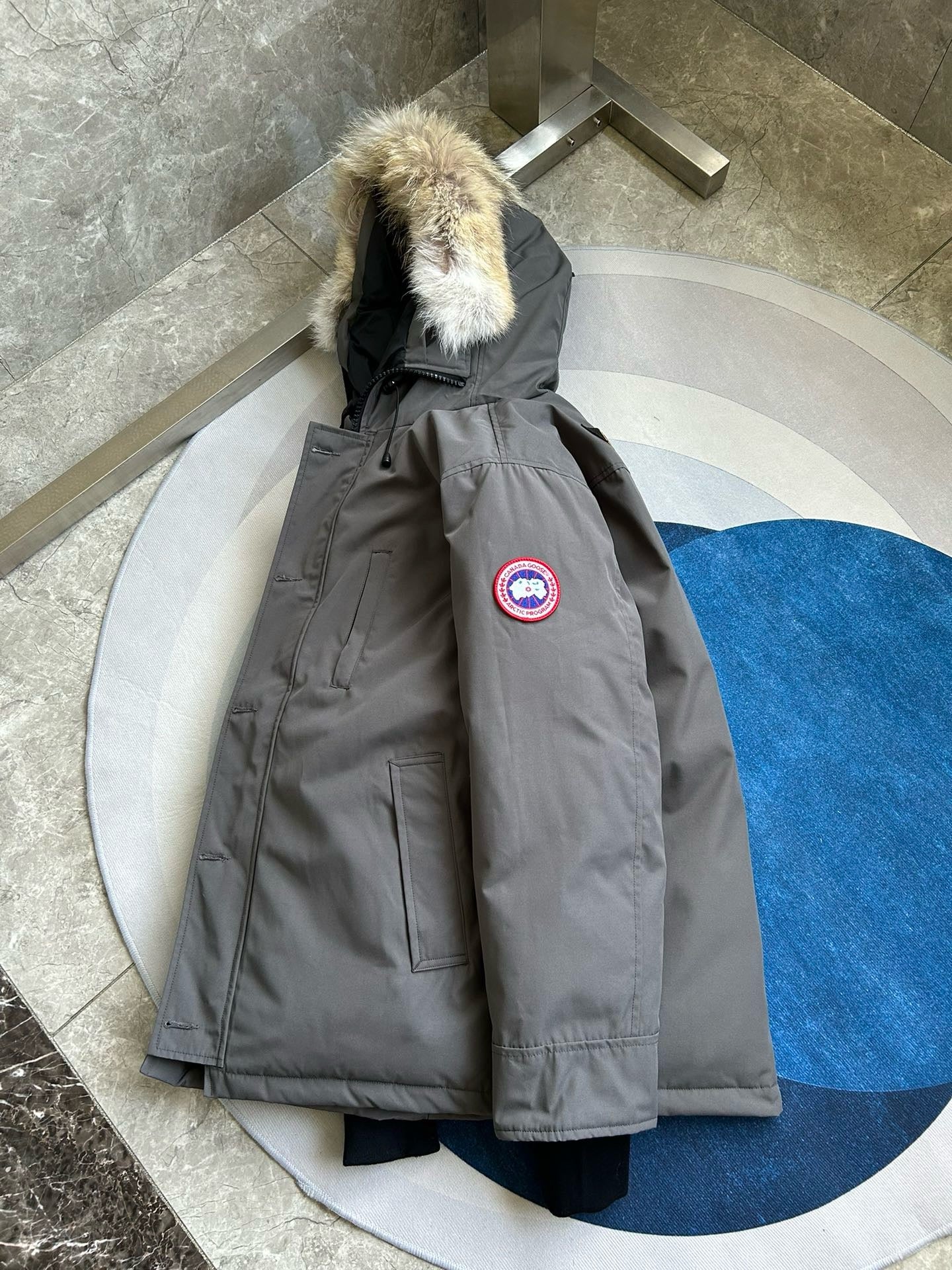 Schwarze und graue Jacke