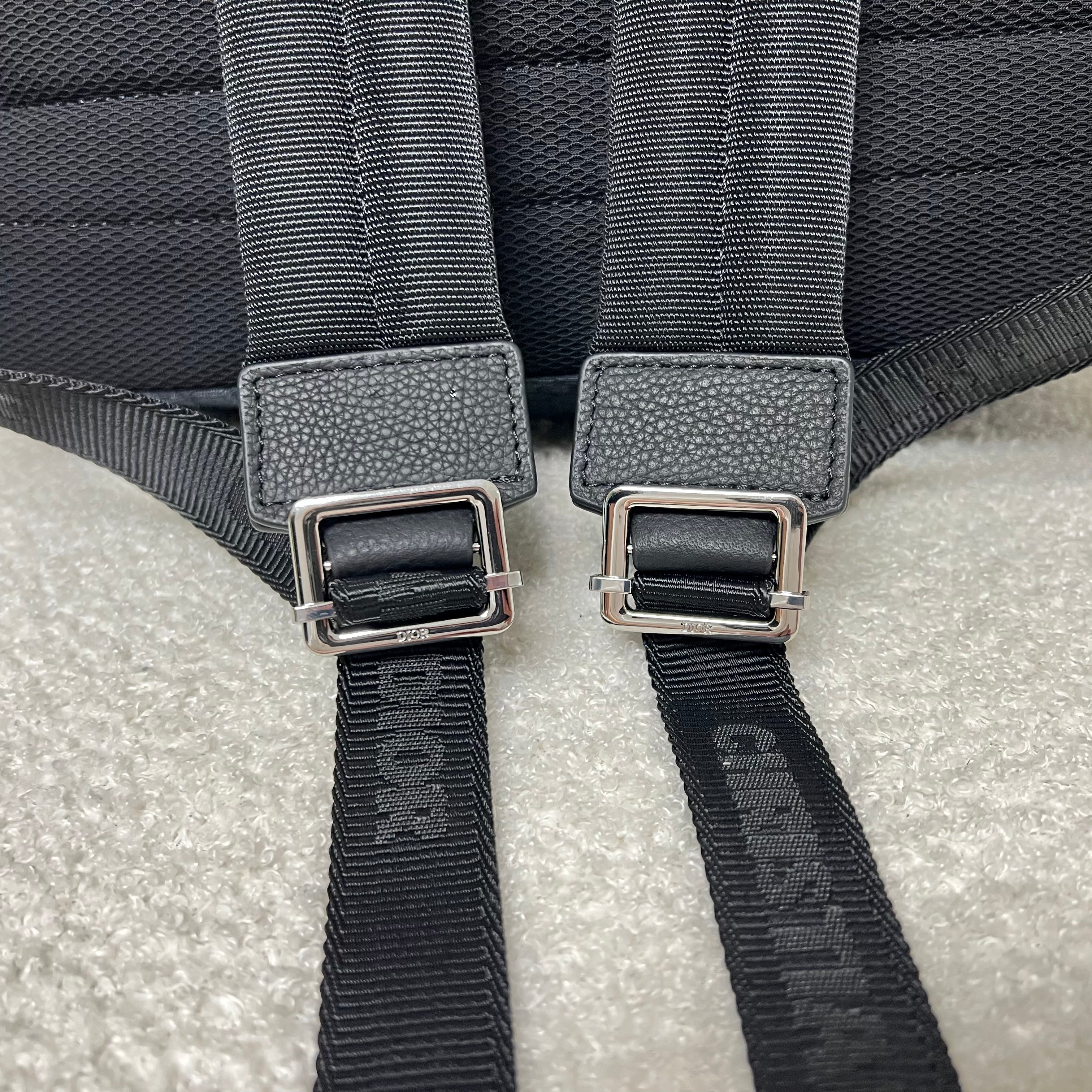 Blaue und schwarzgraue Tasche