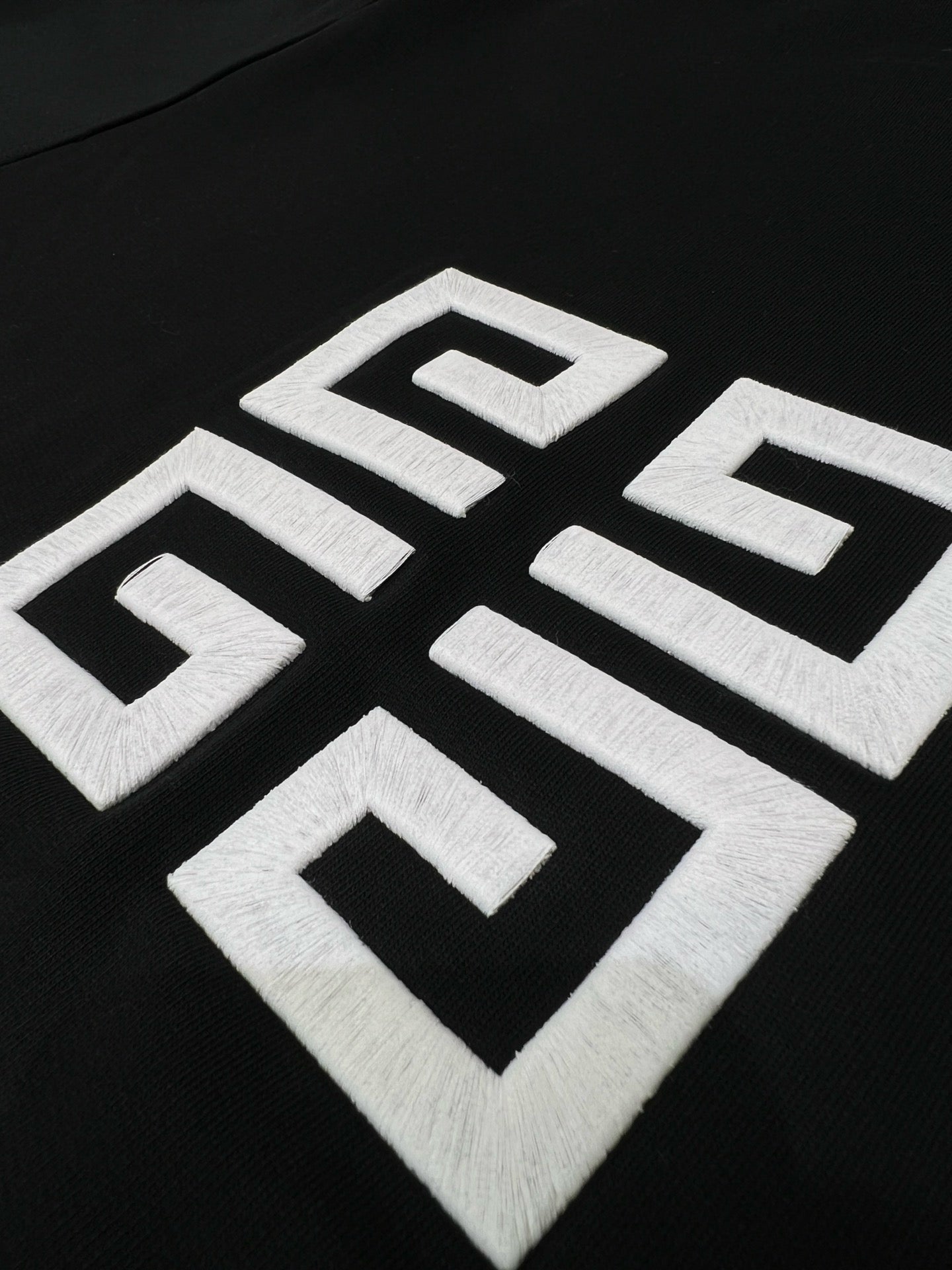 Schwarzer Hoodie