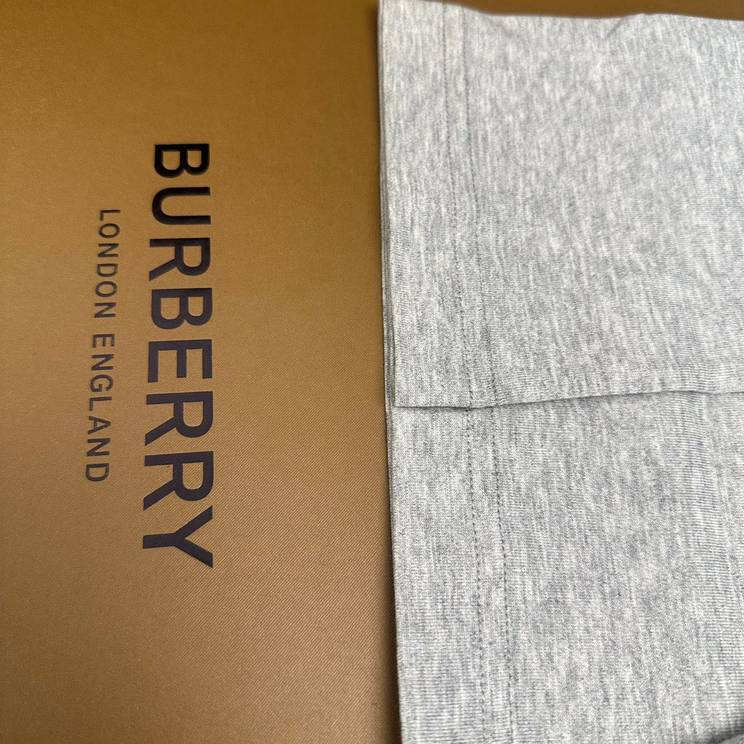 Schwarzes, khakifarbenes und weißes T-Shirt