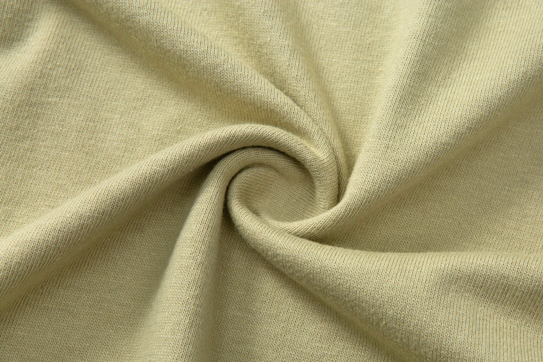 Dunkelgrünes und graues T-Shirt