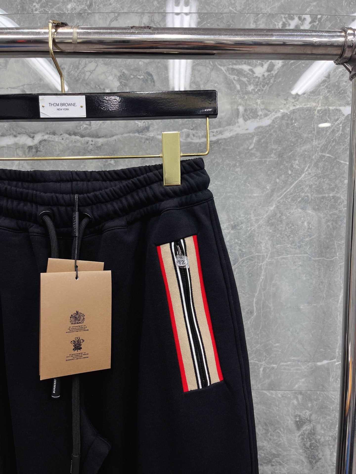 Schwarze, blaue und graue Hose