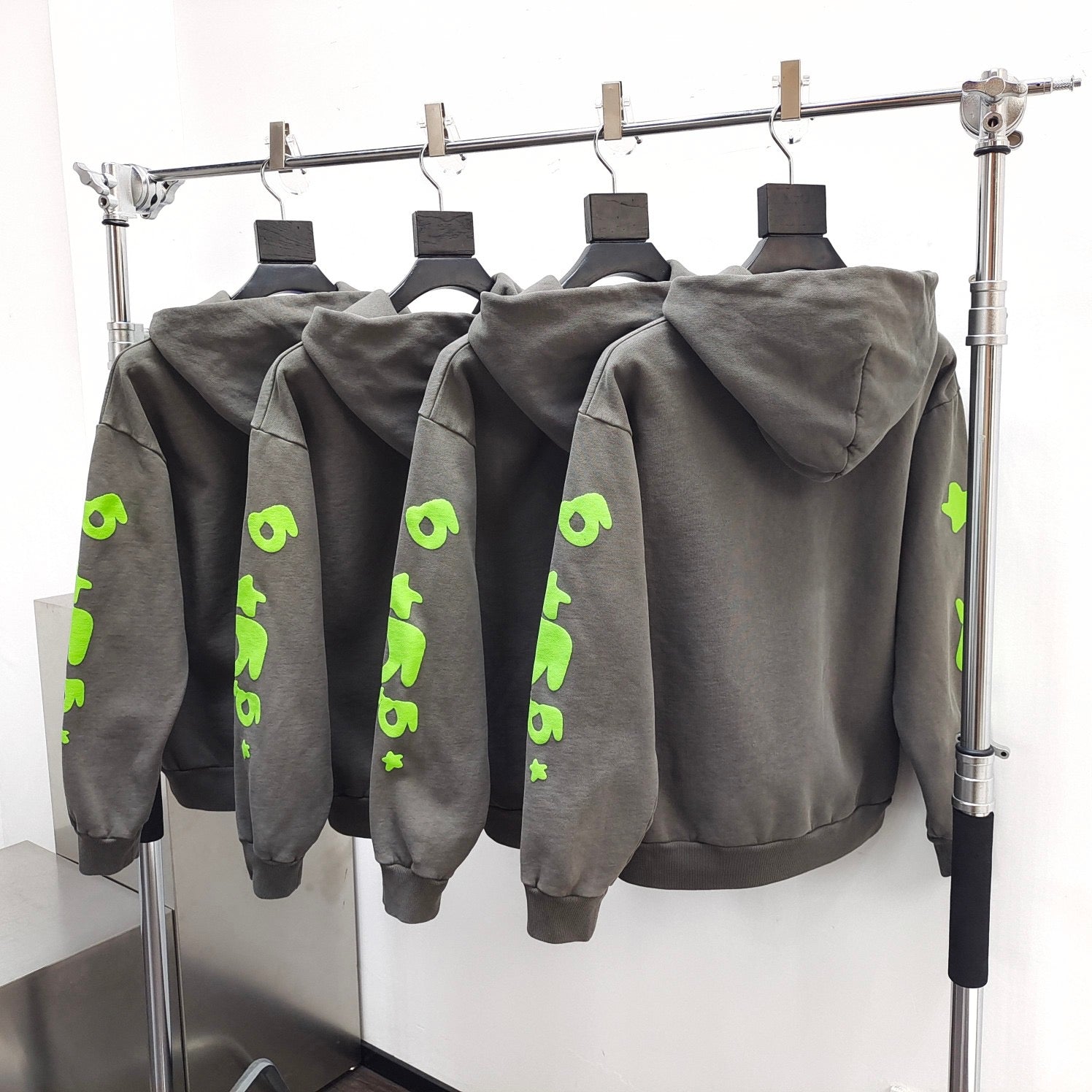 Dunkelgrauer Hoodie