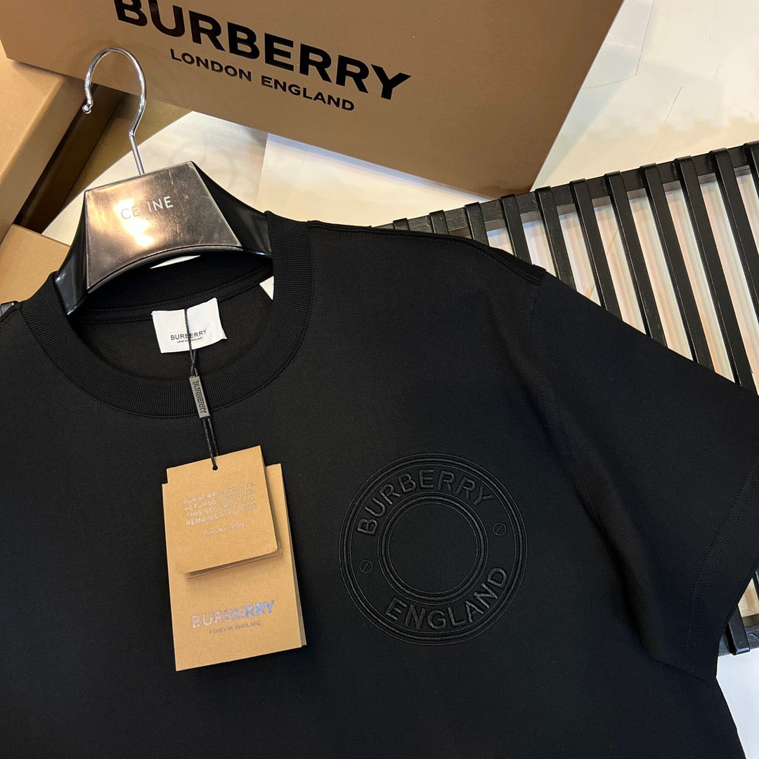 Schwarz-weißes T-Shirt