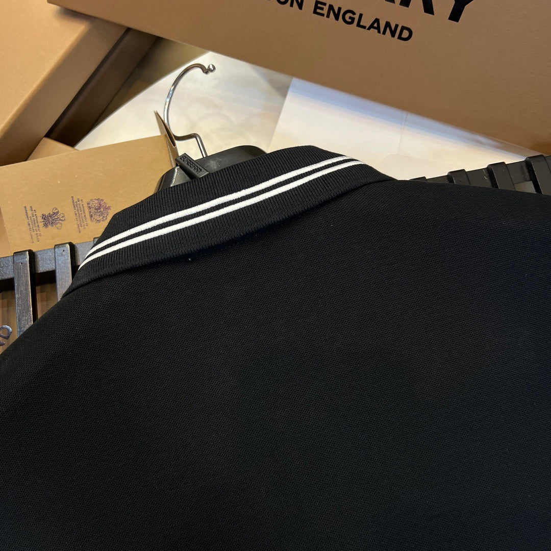 schwarzes und weißes Poloshirt