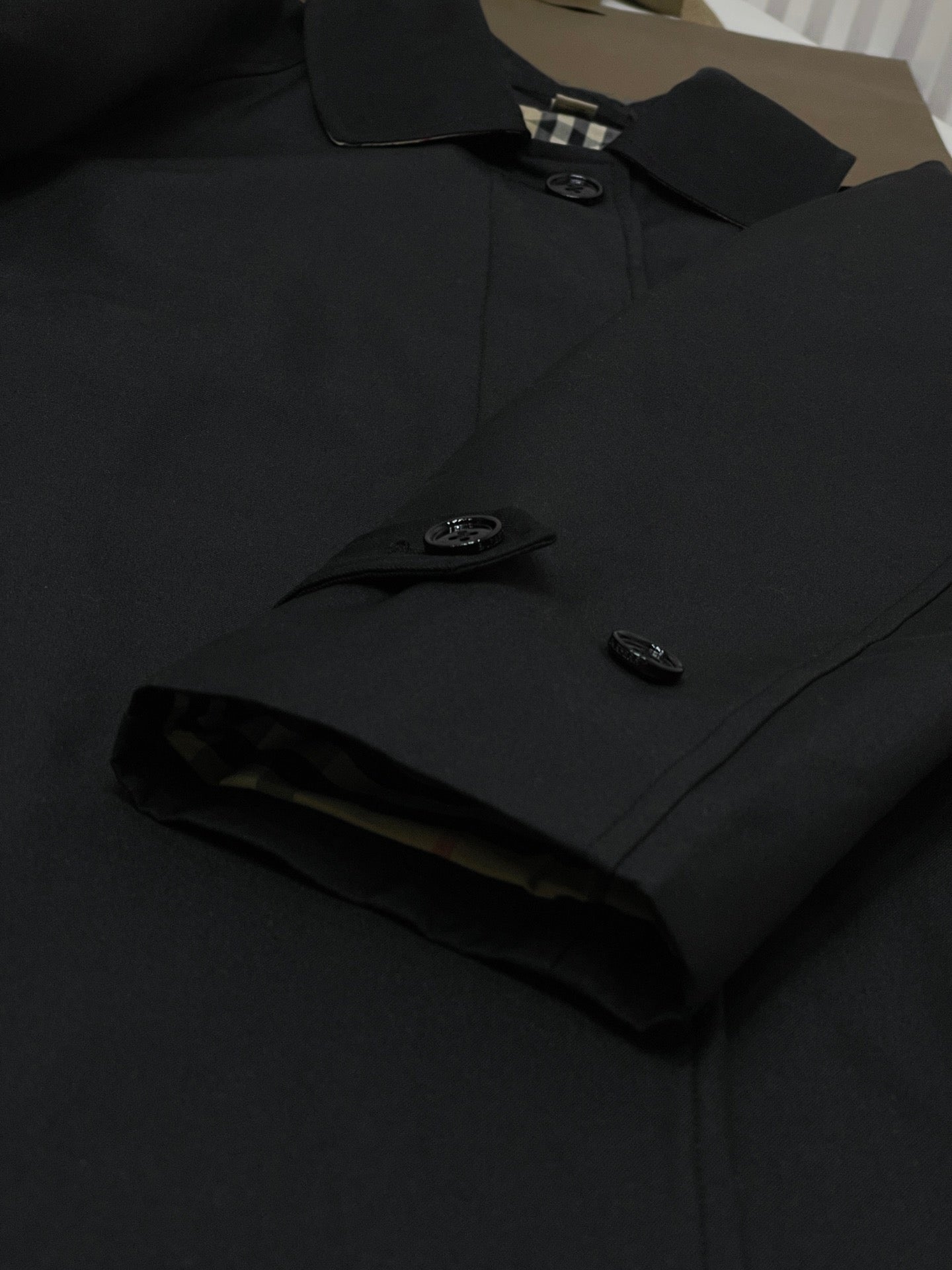 Schwarze und khakifarbene Jacke