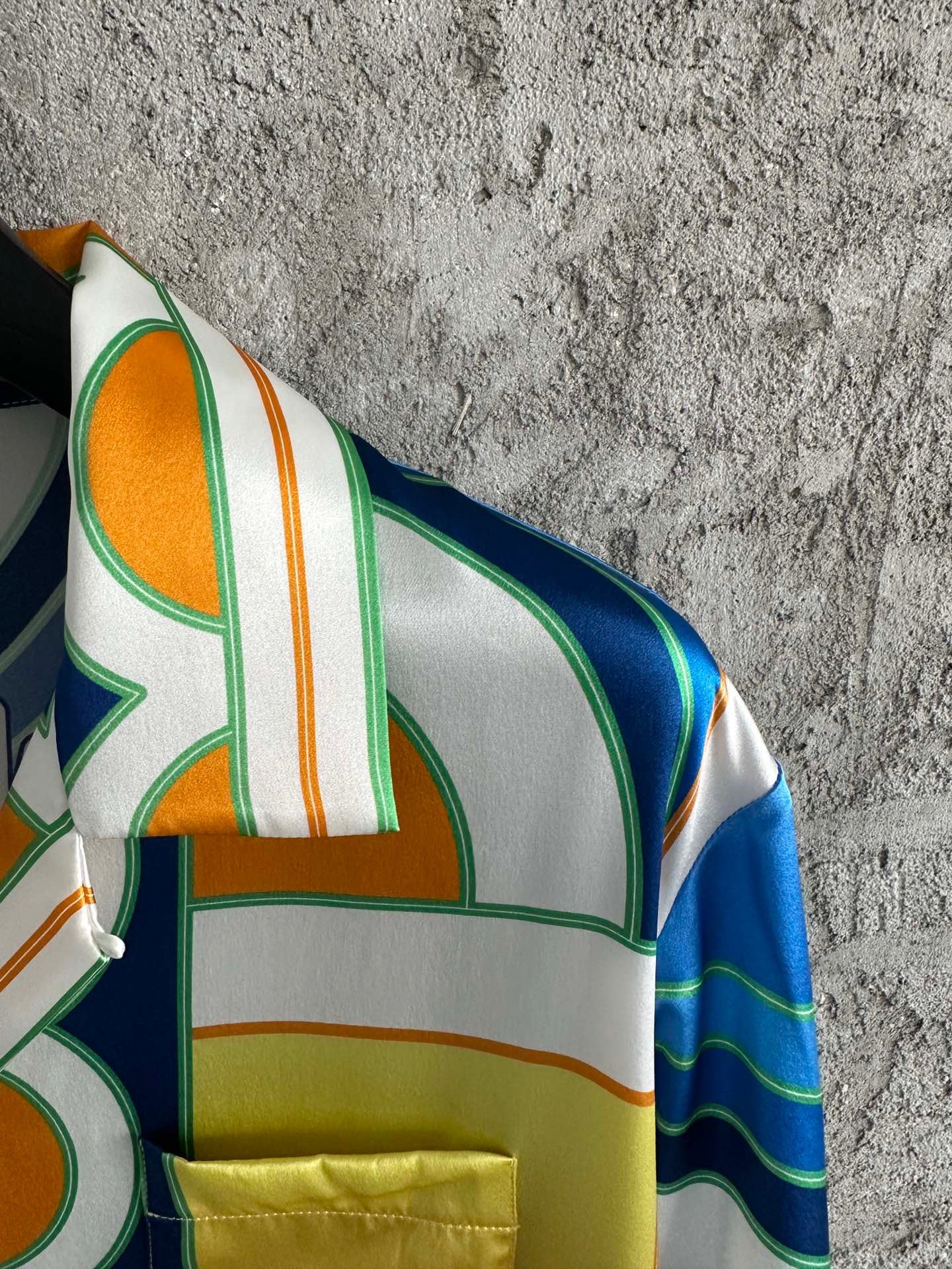 قميص متعدد الألوان