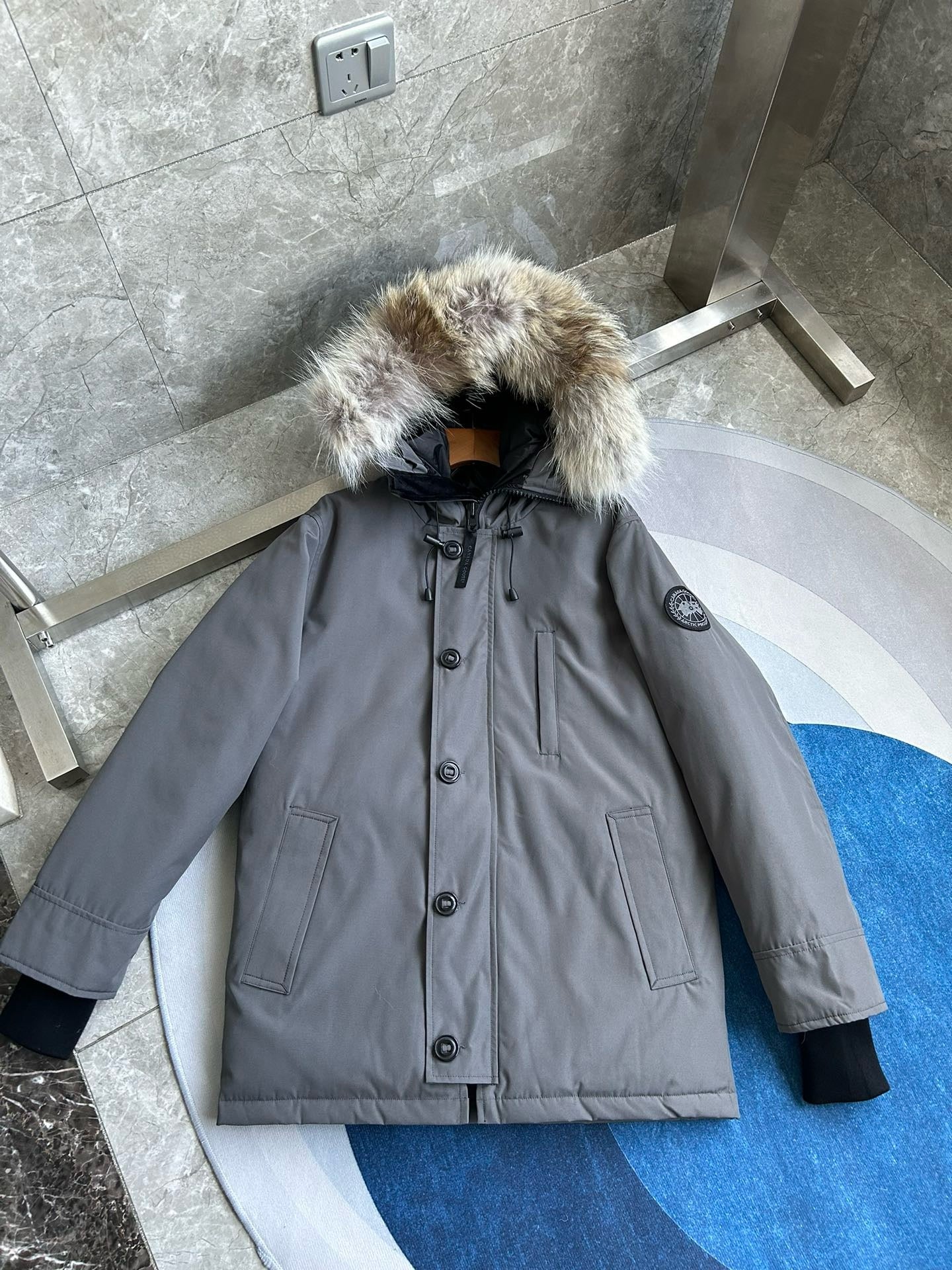 Schwarze und graue Jacke