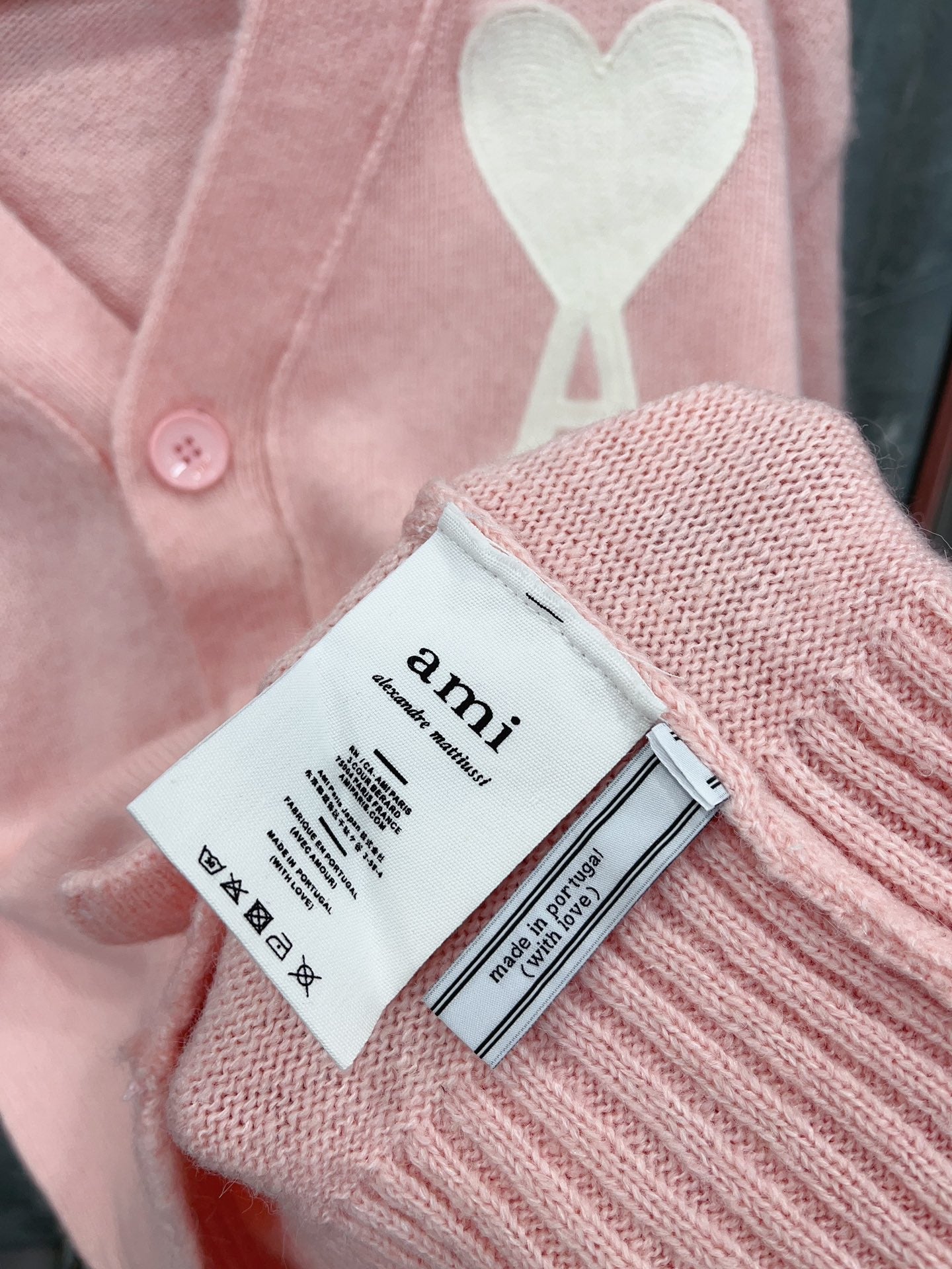 سترة باللون الوردي والأزرق الفاتح