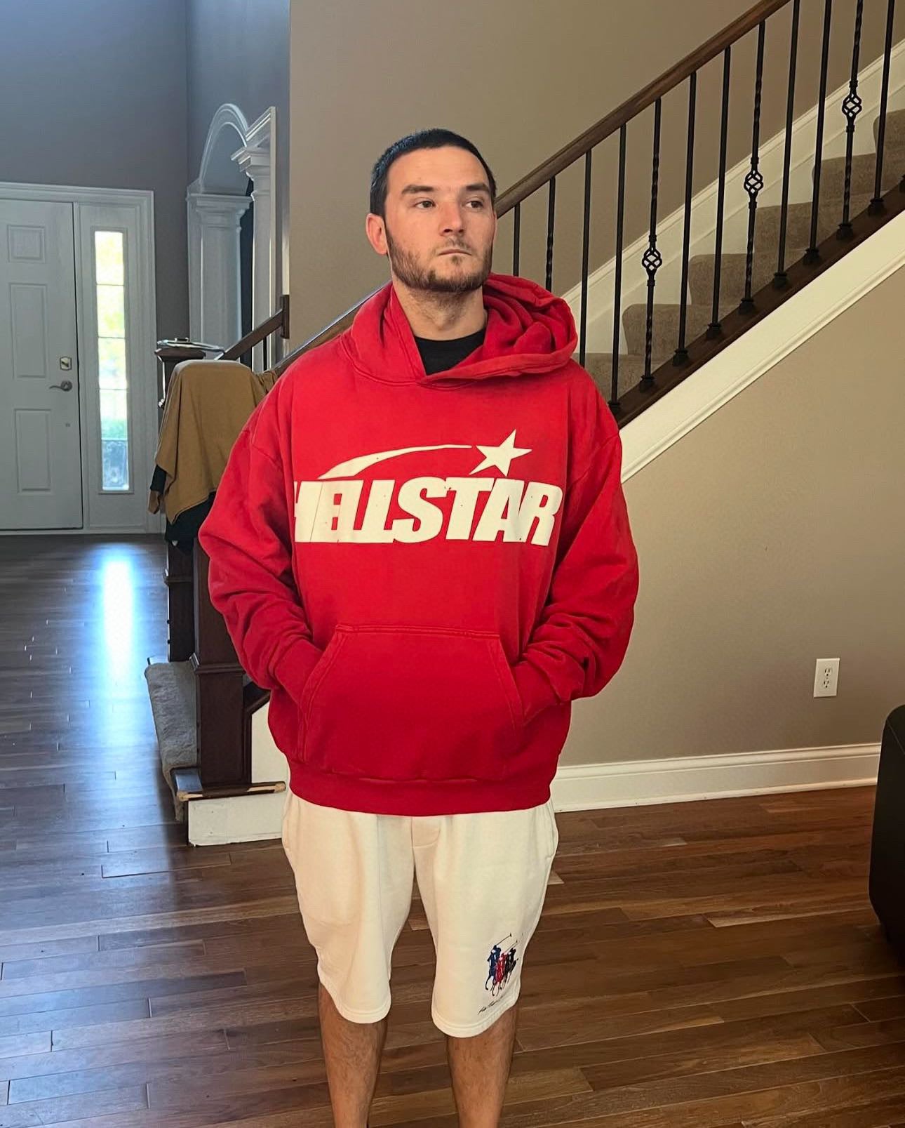Roter Kapuzenpullover