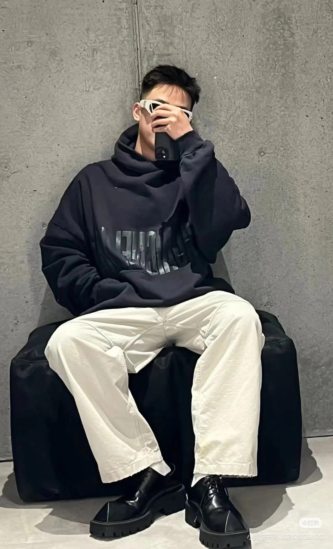 جارزة سوداء بقبعة شتوية